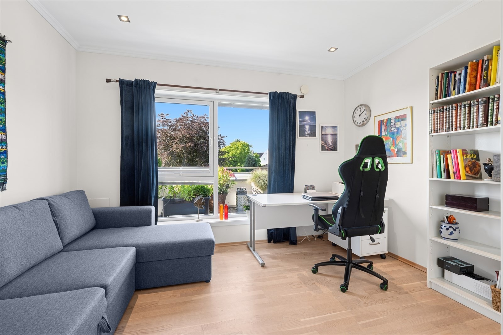 Lyse og praktiske rom med garderobeløsning - perfekt som barnerom, gjesterom eller kontor. Galleribilde