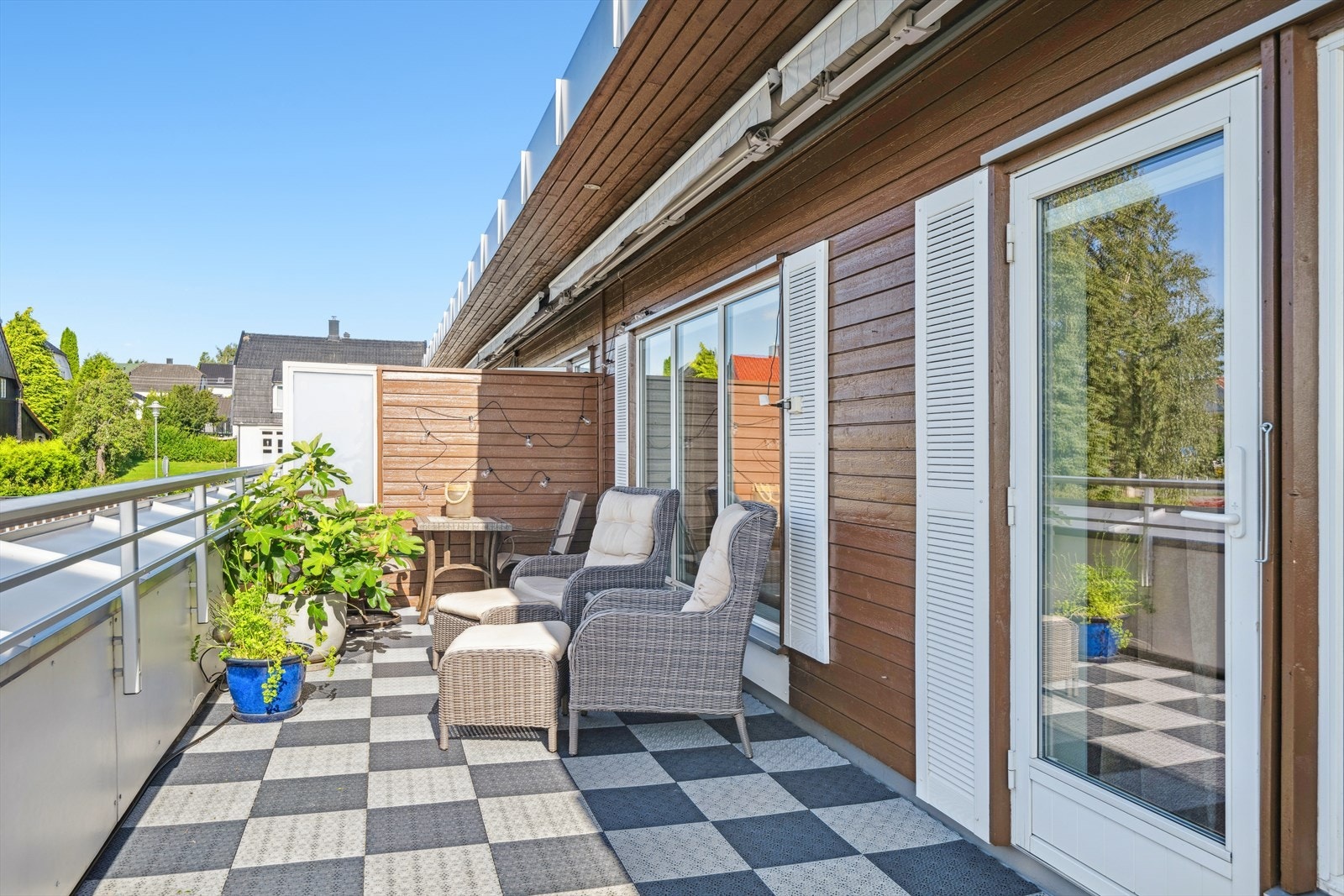 Sydvendt terrasse på ca. 45 kvm med fjordutsikt og sol fra formiddag til kveld. Galleribilde