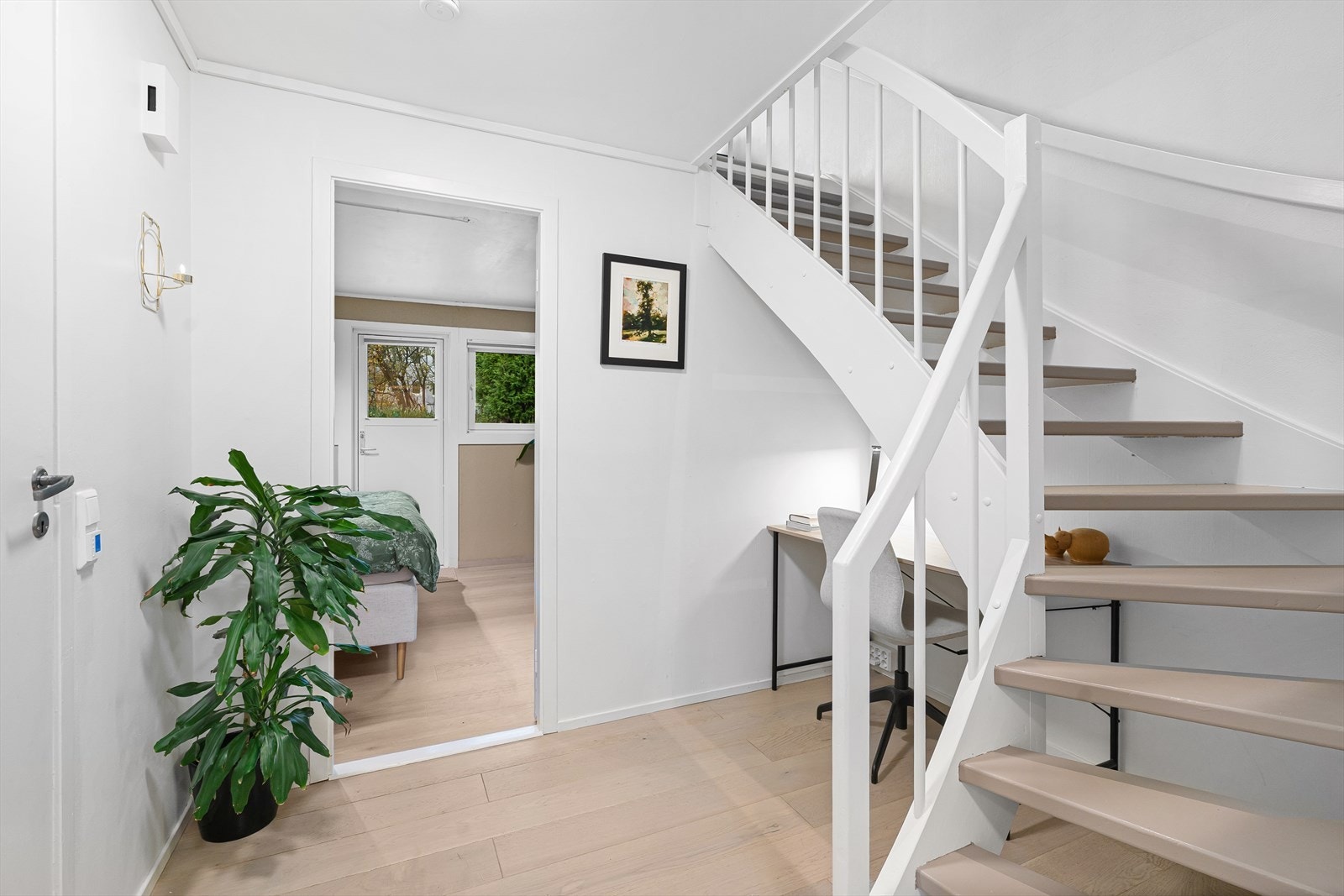 Elegant trapp med matchende parkett og stilrent rekkverk. Galleribilde