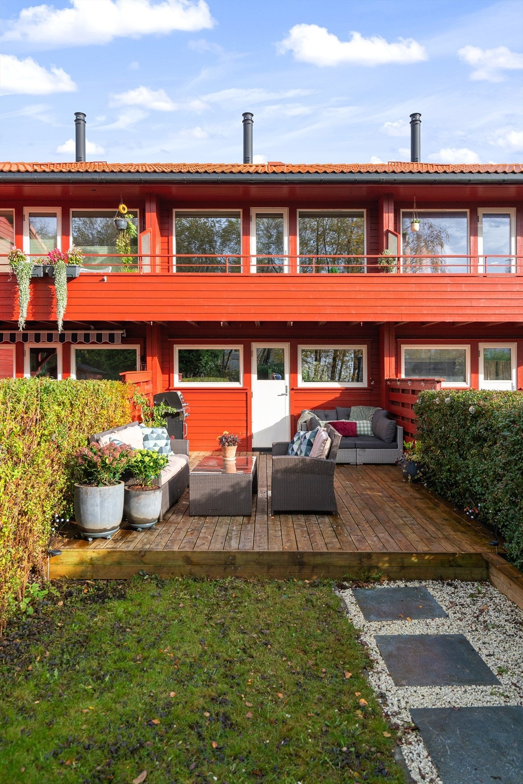 Lyst og moderne rekkehus over to plan med flott hage, romslig terrasse og solrik balkong. Galleribilde