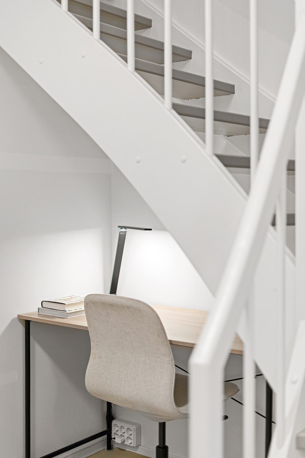 Smart arbeidsplass under trappen - ideelt for hjemmekontor eller lekselesing. Galleribilde