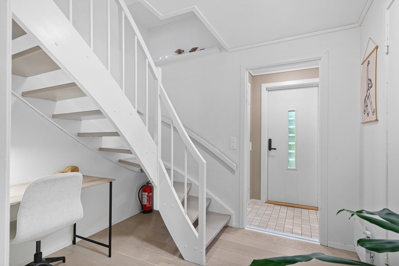 Inngang og gang med praktiske løsninger og harmoniske fargevalg. Galleribilde