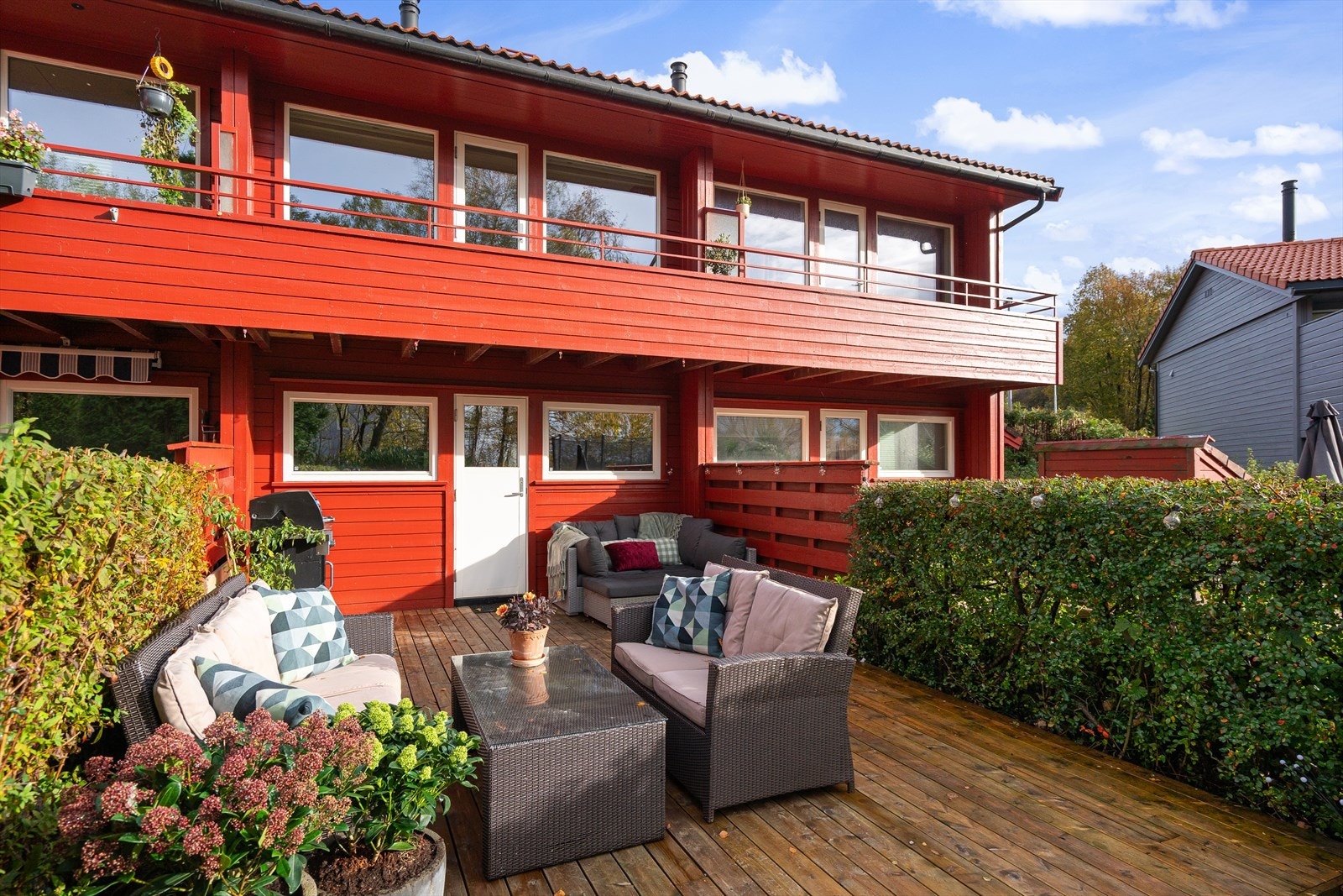 Romslig terrasse med både åpne og overbygde soner - perfekt for lange sommerkvelder. Galleribilde