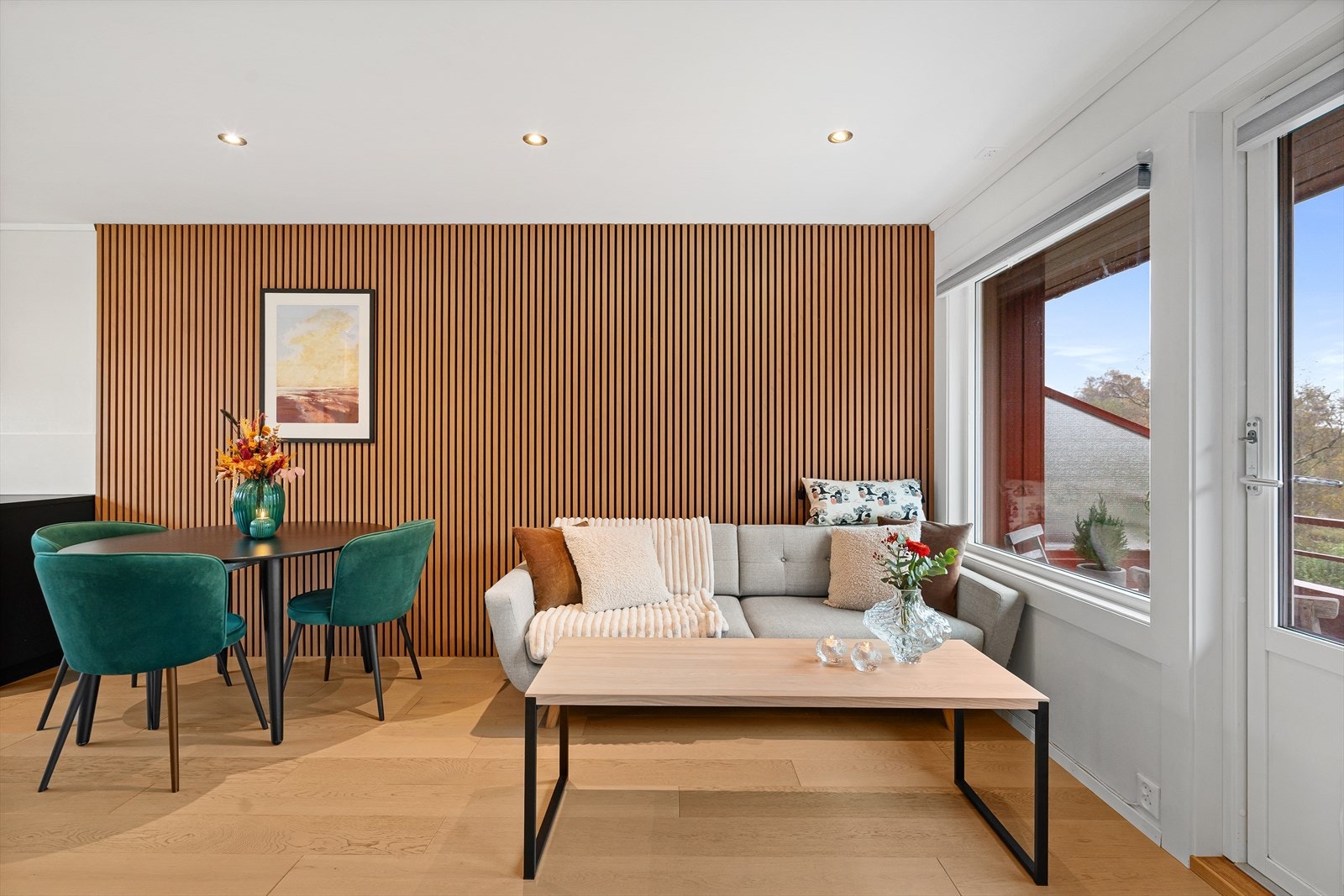 Lyst og moderne med elegant eikespilevegg som gir et eksklusivt preg. Galleribilde
