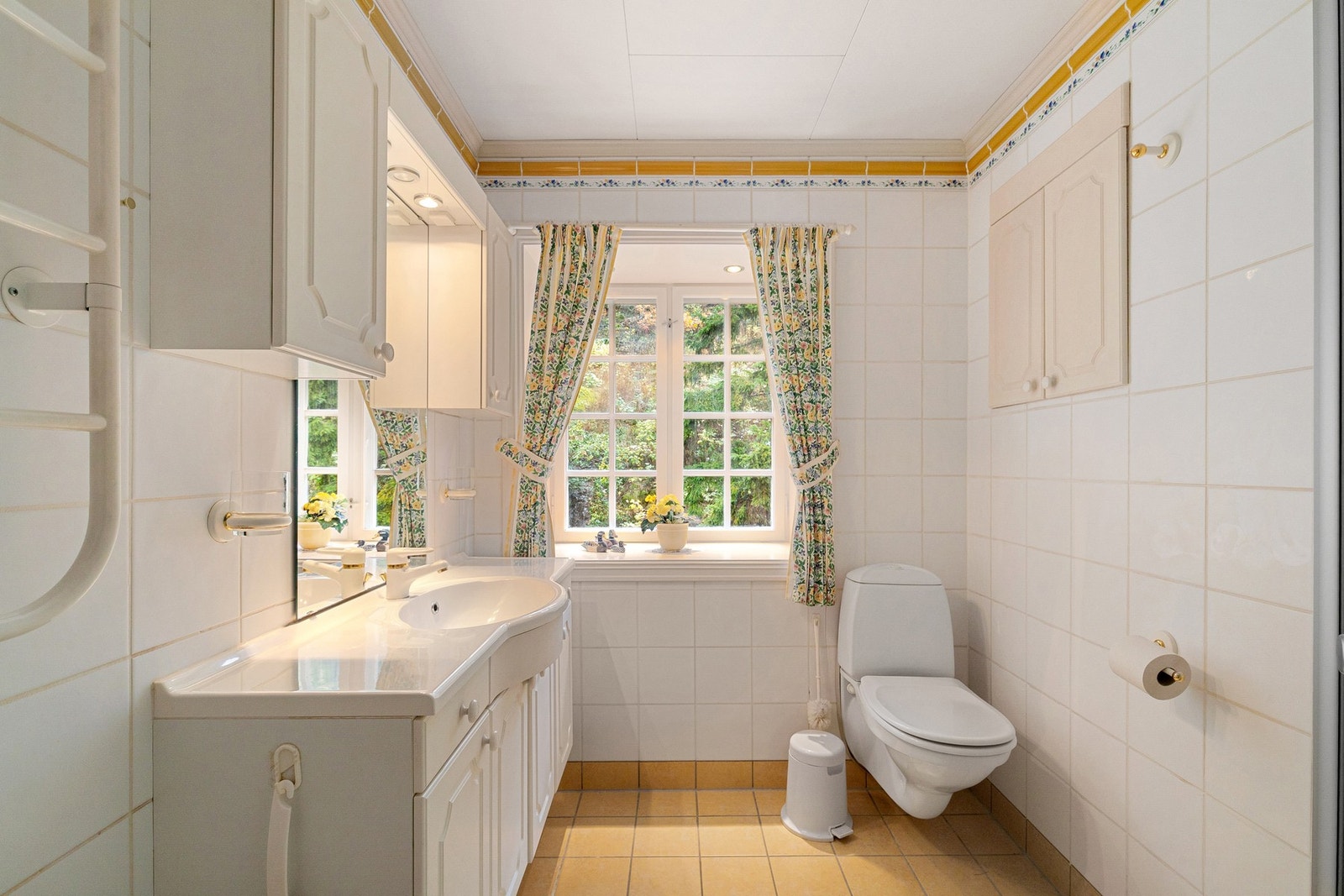 Flislagt bad fra 1996 med gulvvarme. Galleribilde