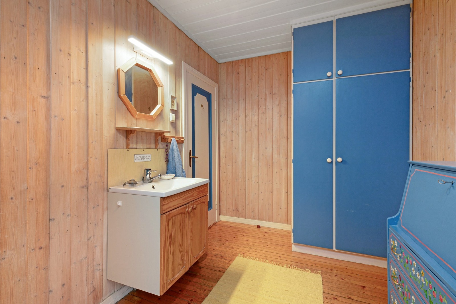 Soverom 3 med vask og garderobeskap. Galleribilde