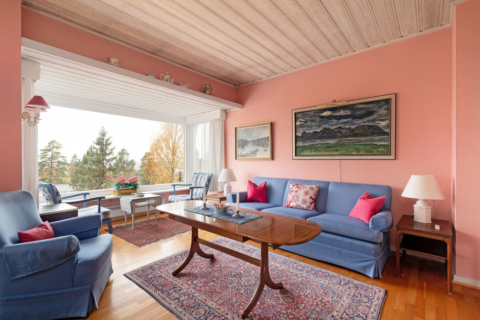 Lys og romslig stue med flott utsikt. Galleribilde