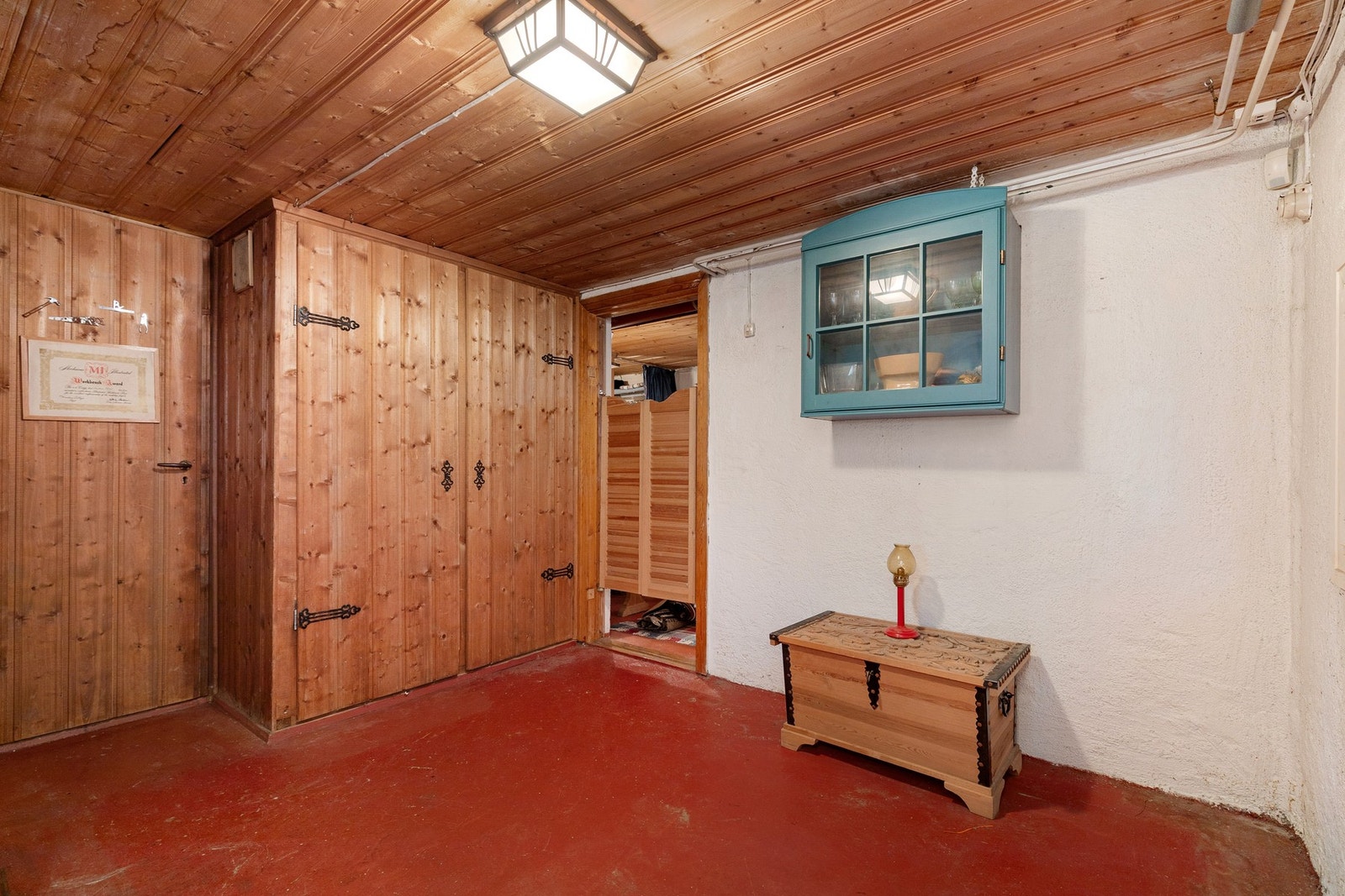 Mellomgang med garderobe. Galleribilde