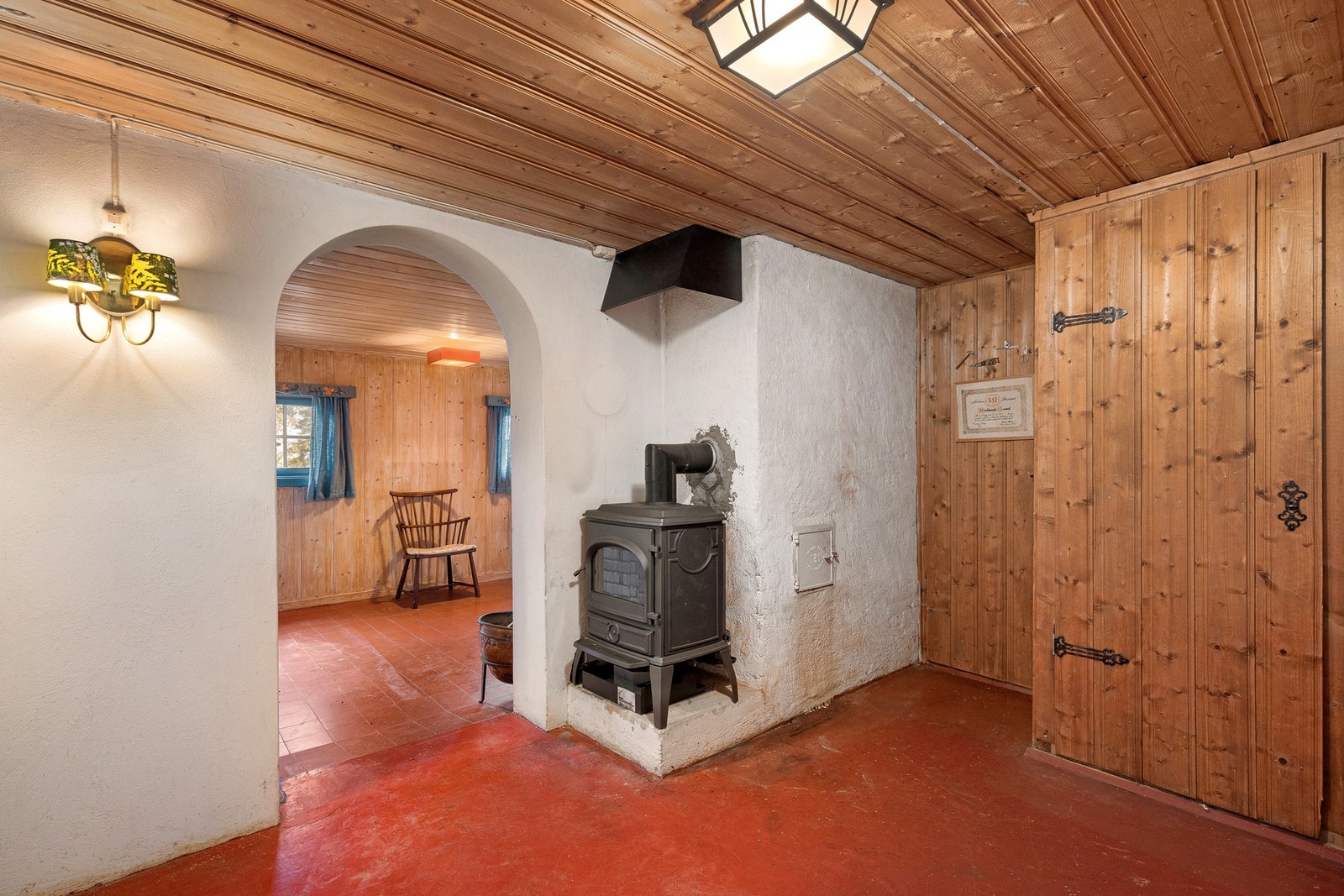 Inngang peisestue med parafinbrenner ombygget for bruk av bioolje. Galleribilde