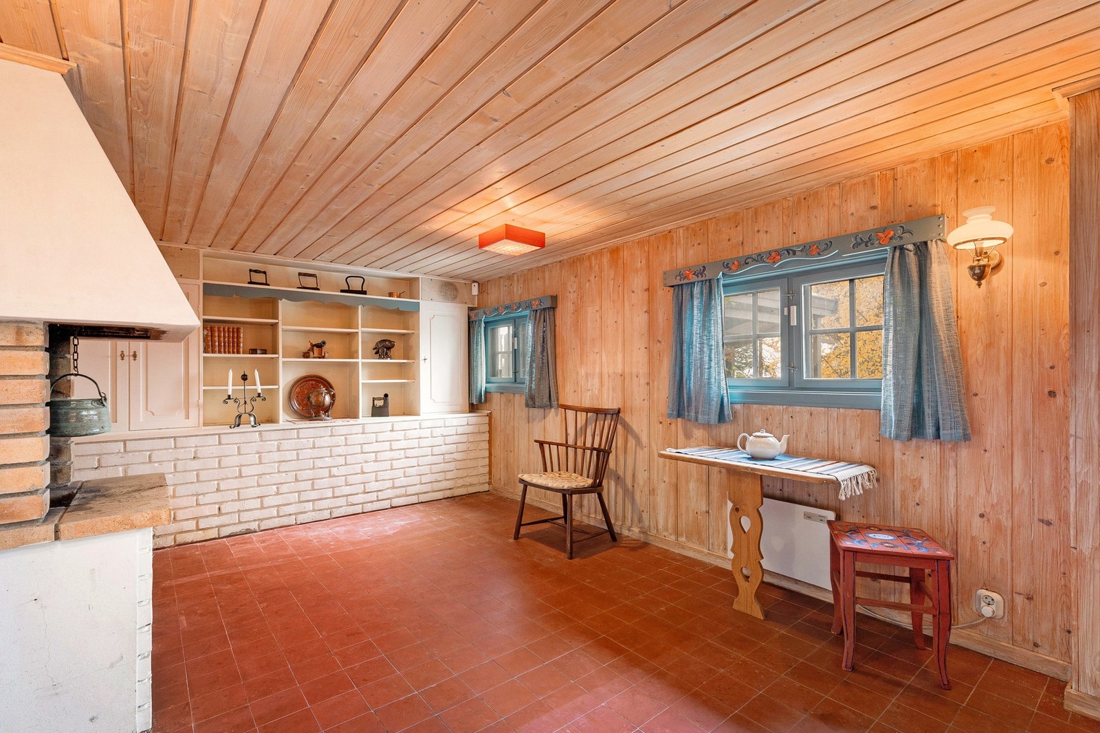 Peisestue med utgang til bassengområde. Galleribilde