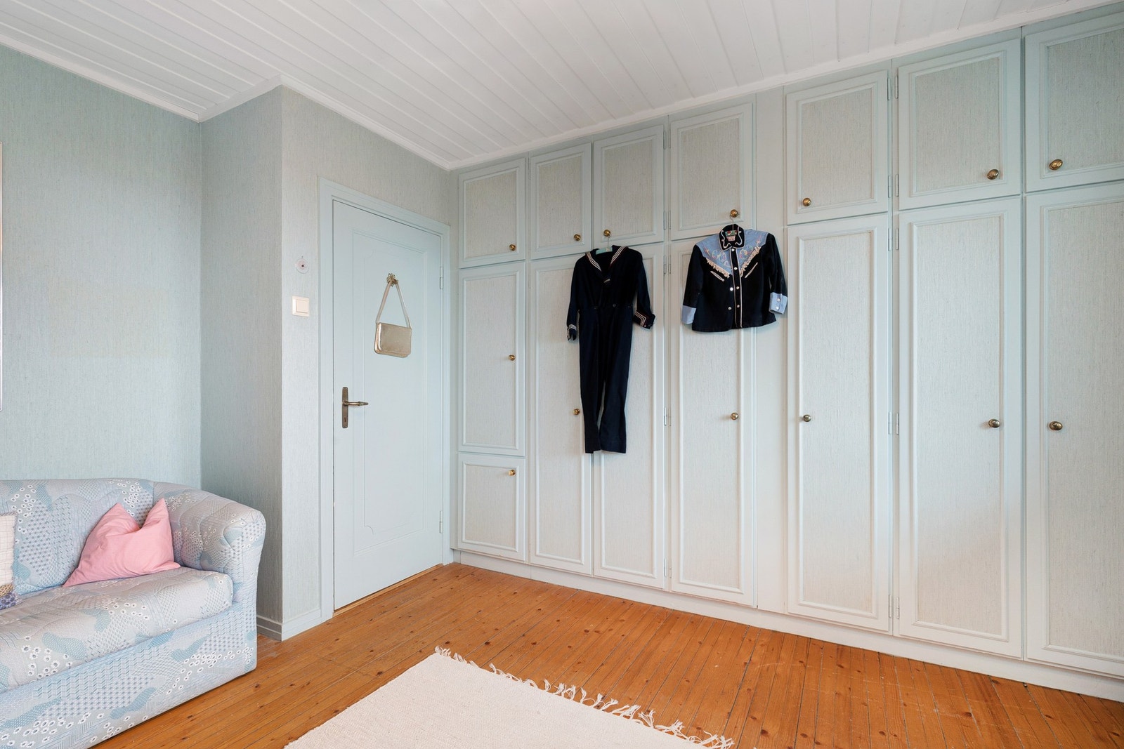 Garderobeskap. Galleribilde