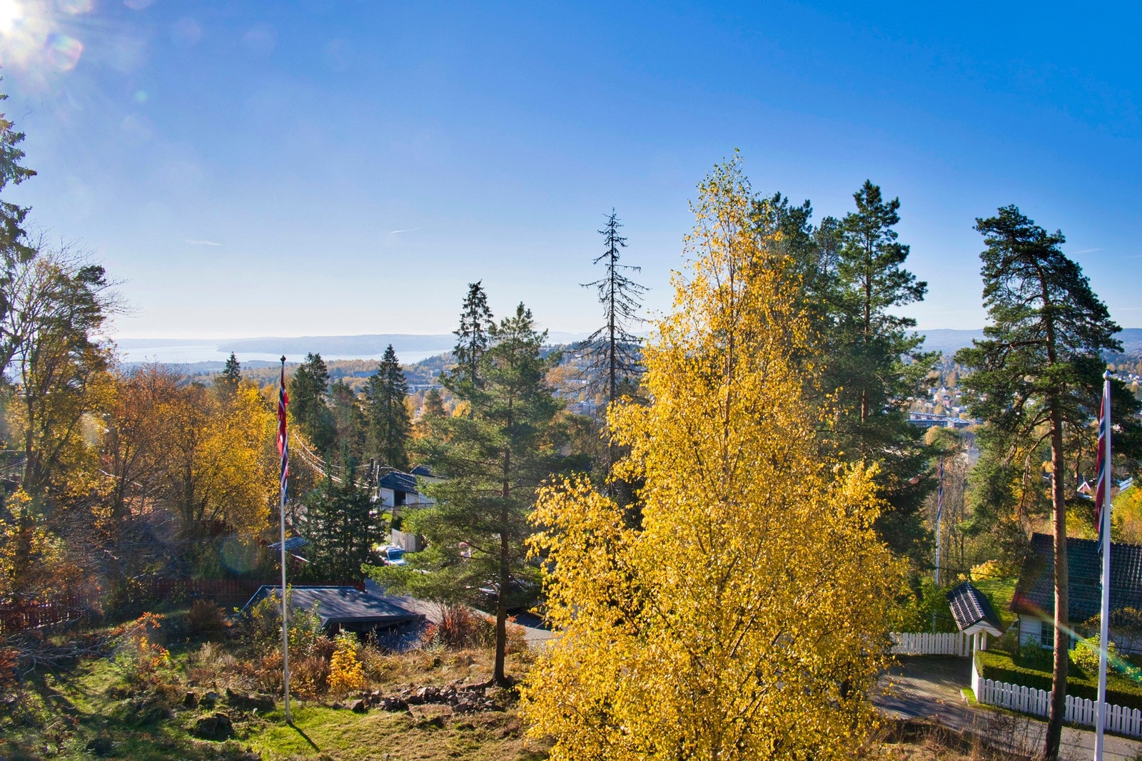 Vertikaldelt tomannsbolig med basseng og to garasjer. Flott utsikt og gode solforhold. Trappeadkomst fra stikkvei. Galleribilde