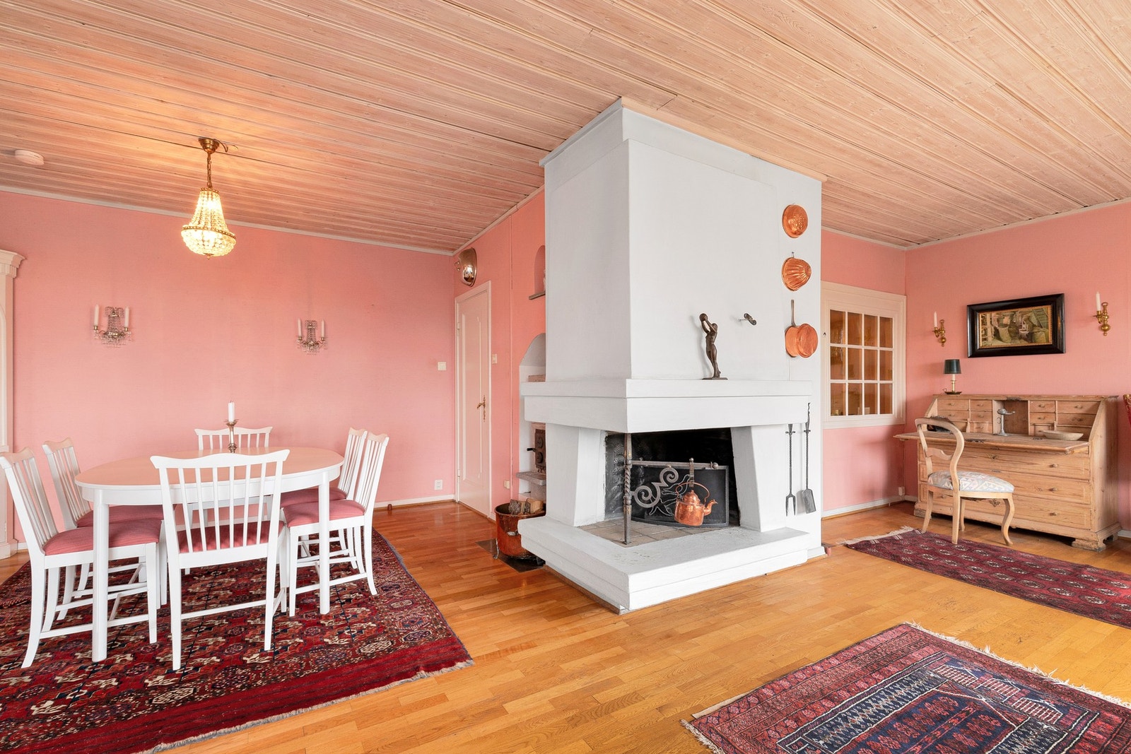 Peis i stuen. Galleribilde