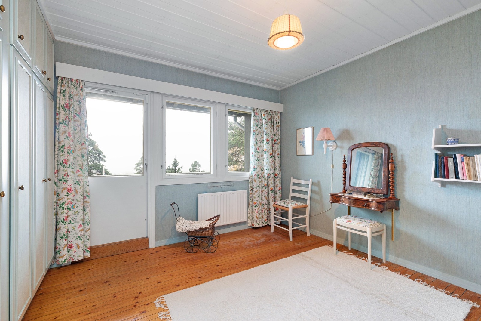 Soverom 2 har godt med skapplass i innebygde garderober. Utgang til balkong. Galleribilde