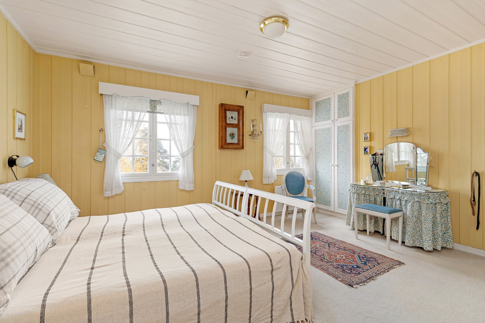 Lyst og stort hovedsoverom med innebygde garderobeskap og peis. Galleribilde