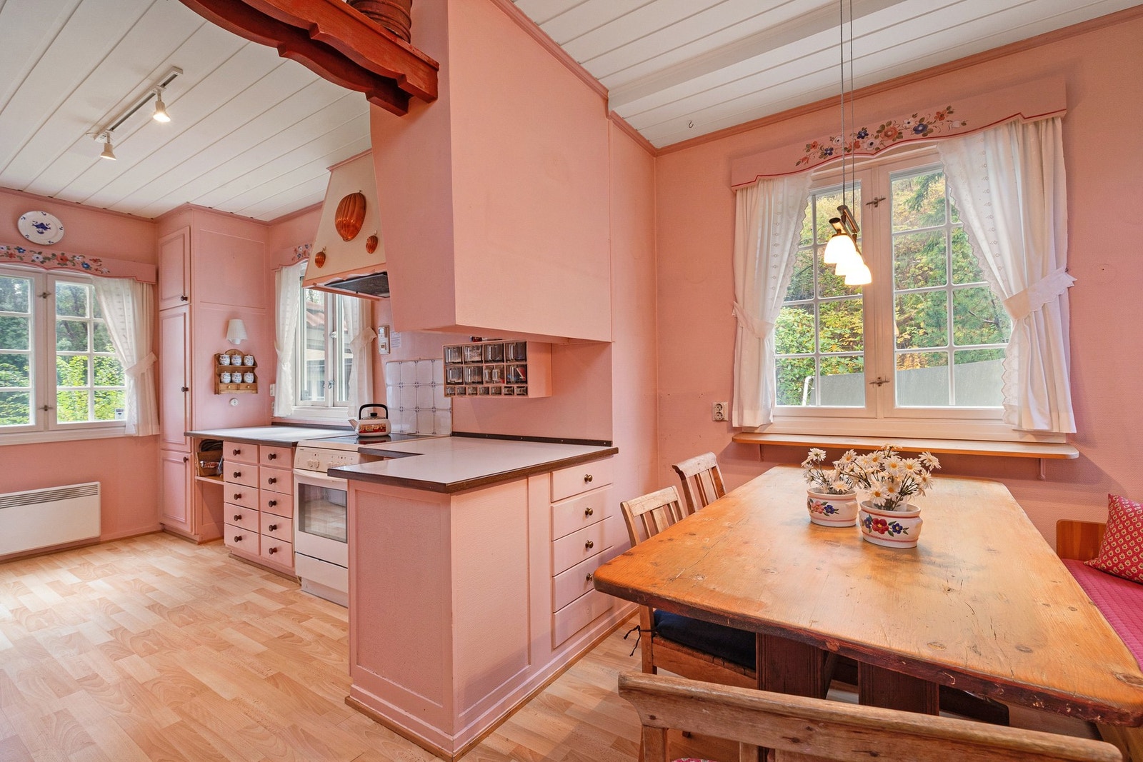 Spiseplass på kjøkken. Galleribilde