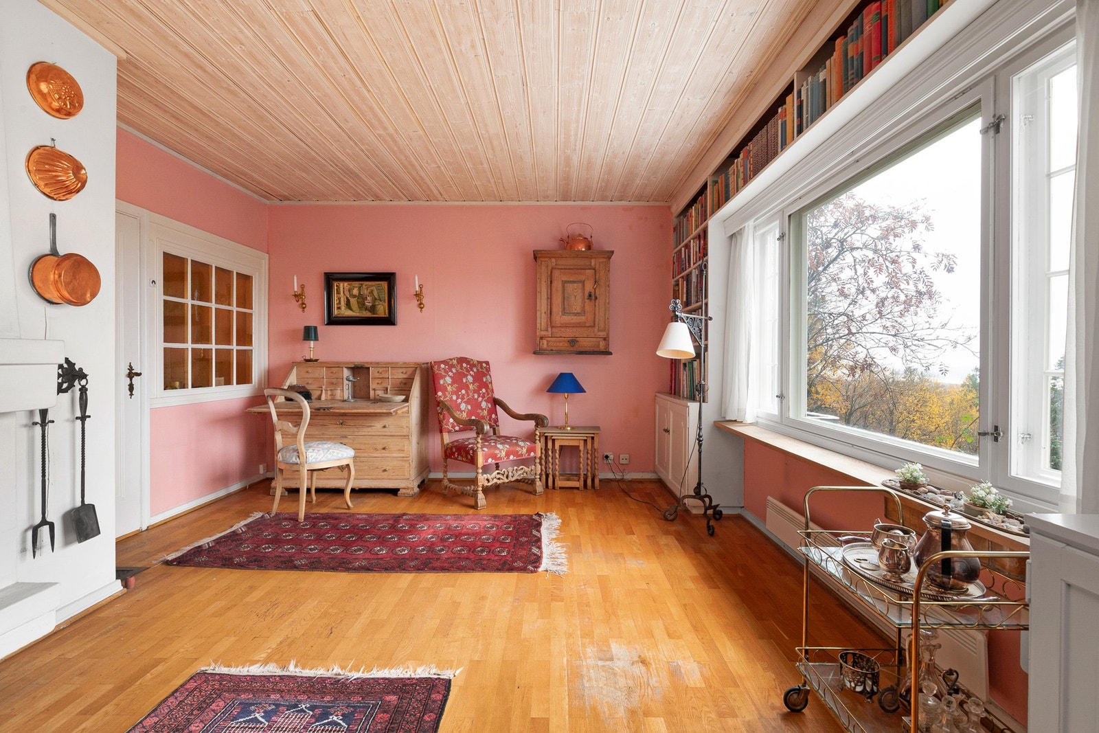 Stue med store vindusflater. Galleribilde