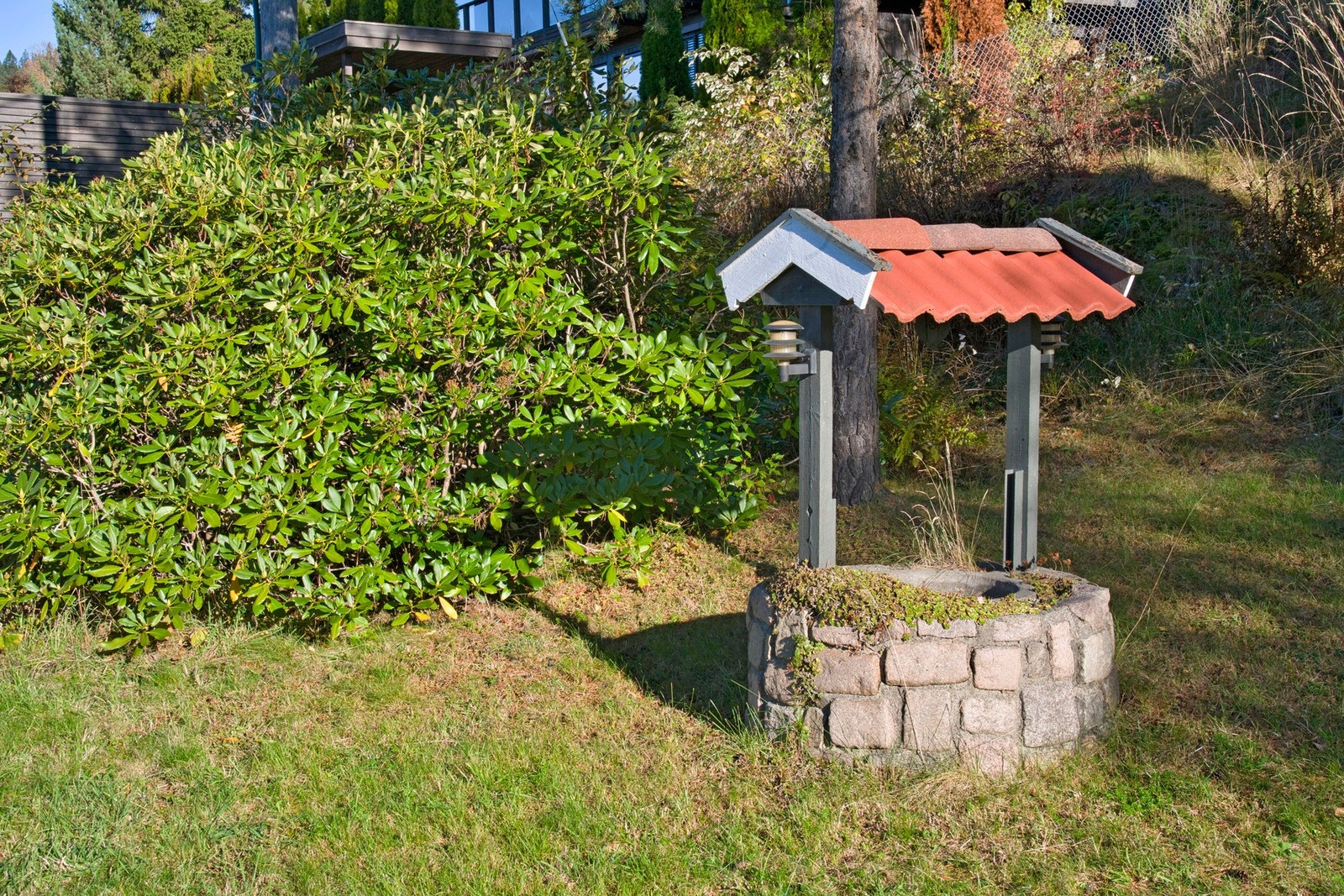 Pyntebrønn i hagen. Galleribilde