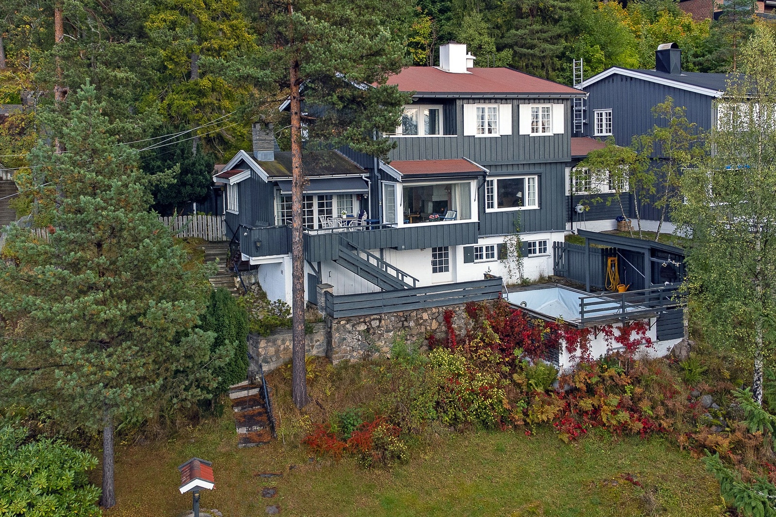 Boligen er over tre plan og har en tomt på 1,5 mål. Galleribilde