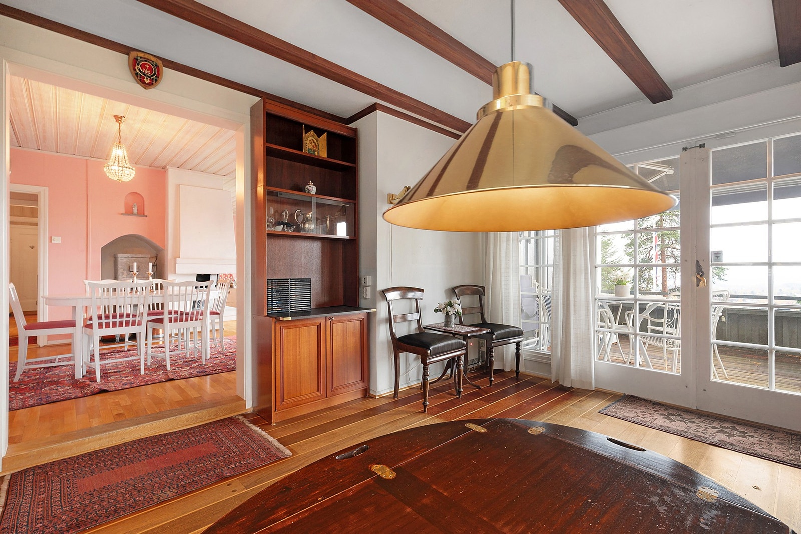 Utgang til terrasse og hage. Galleribilde