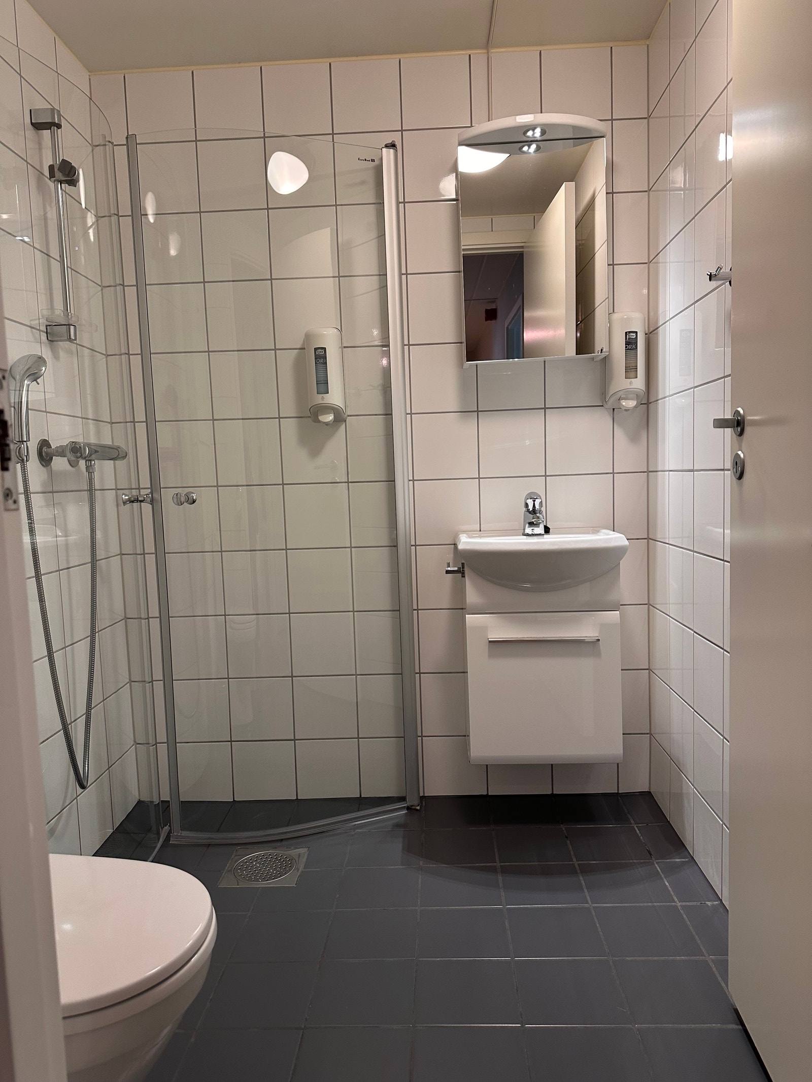 Lite bad med dusj og wc Galleribilde