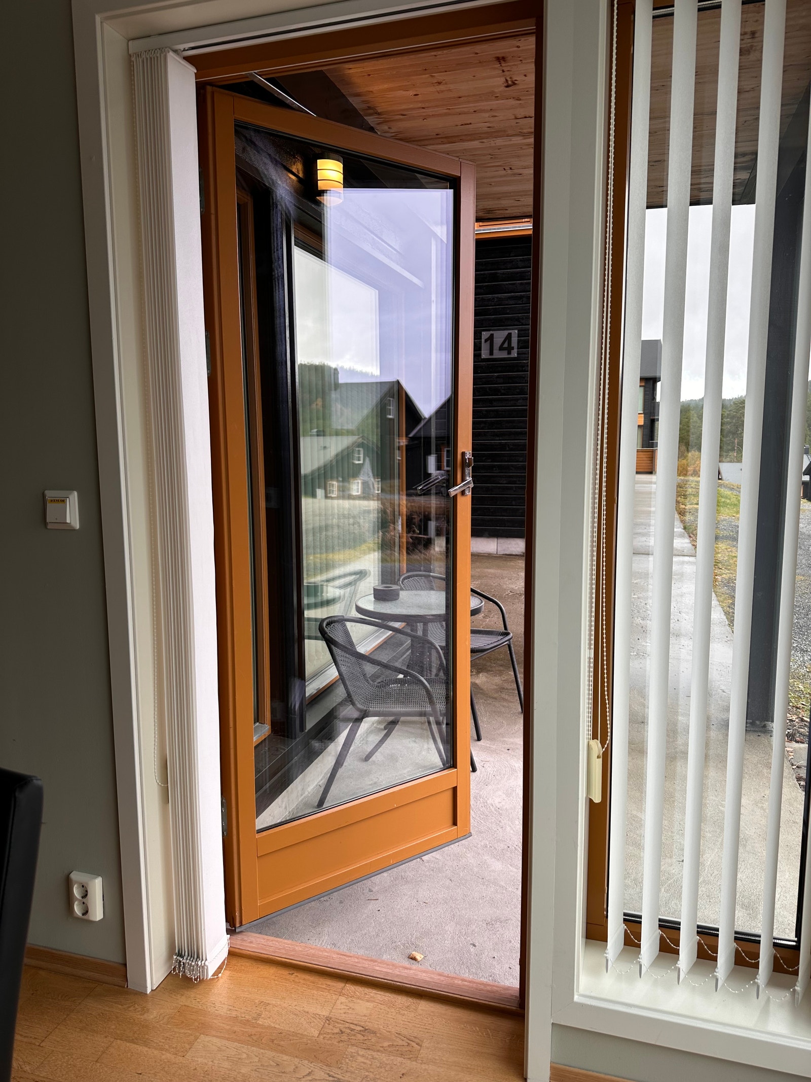 Utgang til terrassen på fremsiden. Det er også en utgang til terrasse på baksiden Galleribilde