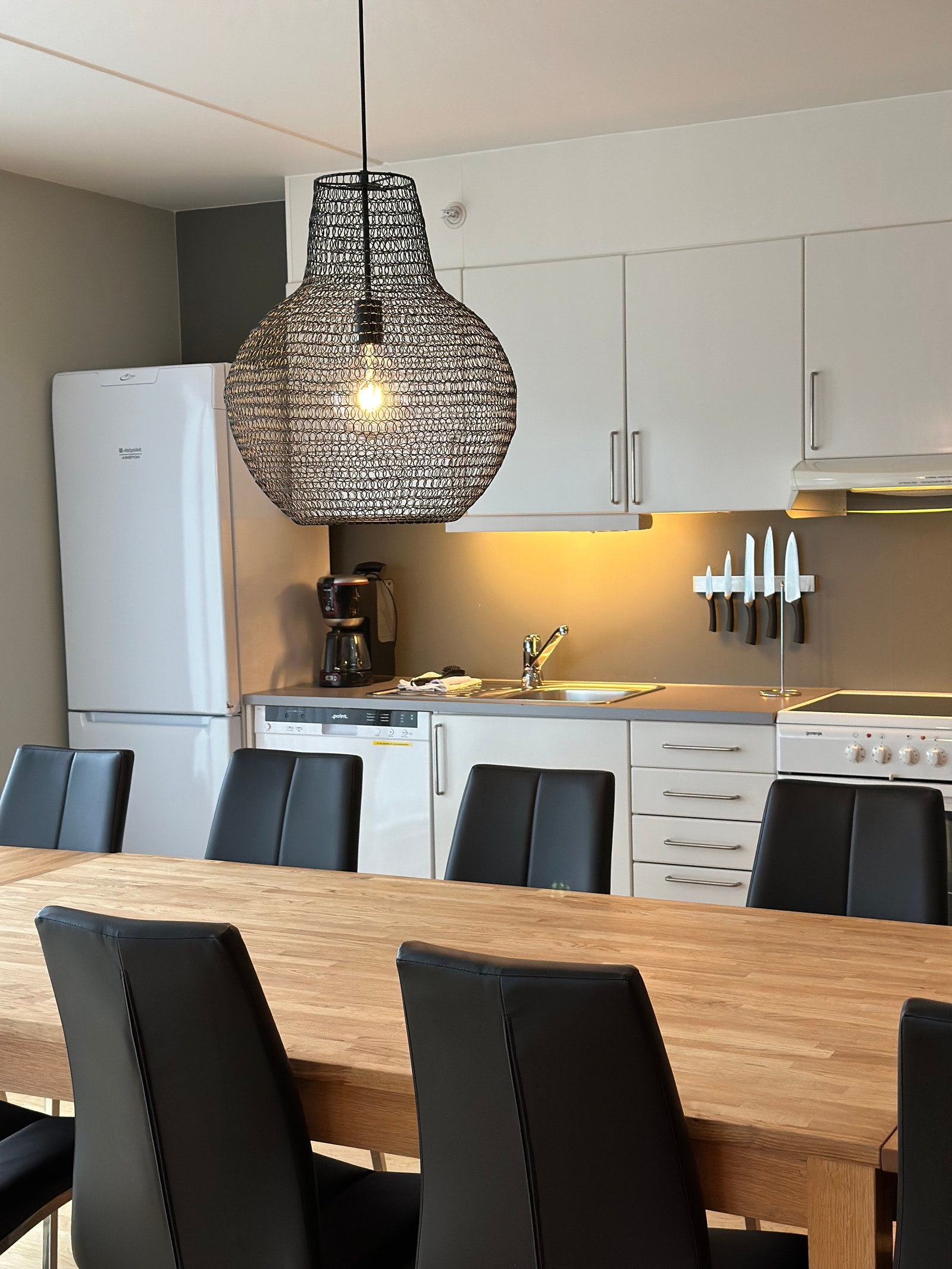 Kjøkken med romslig spiseplass åpent mot stuen Galleribilde