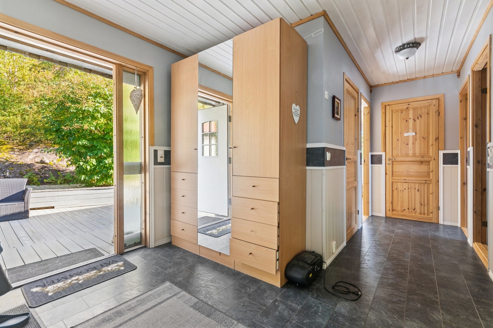 Romslig entré i 1.etasje med garderobeskap, samt plass til skohylle og jakkeoppheng. Galleribilde