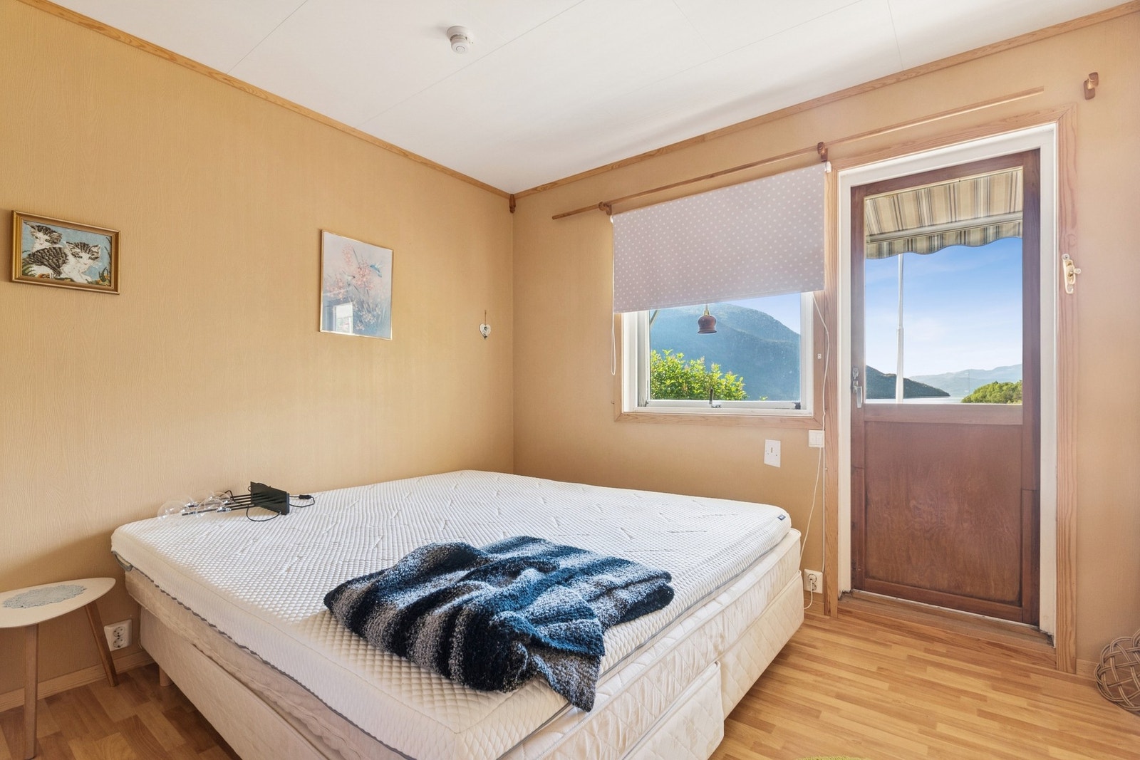 Soverom med utgang til balkong. Galleribilde