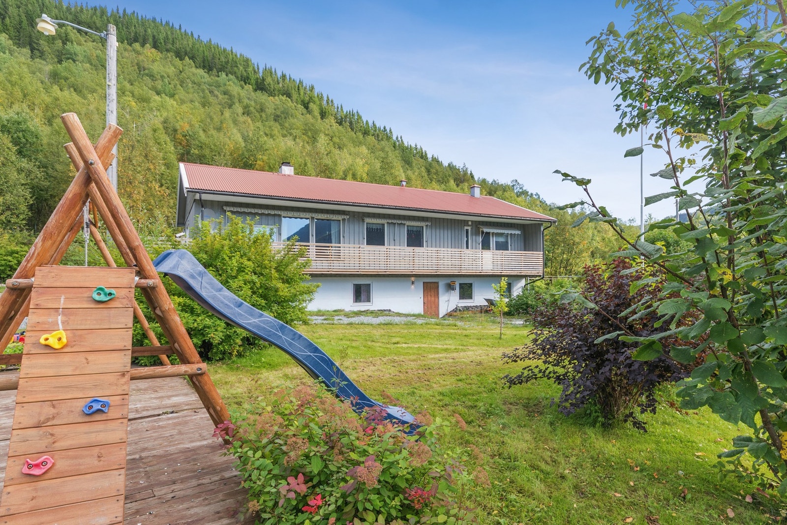 Her er kort vei til skole, barnehage og holdeplass for offentlig transport. Galleribilde