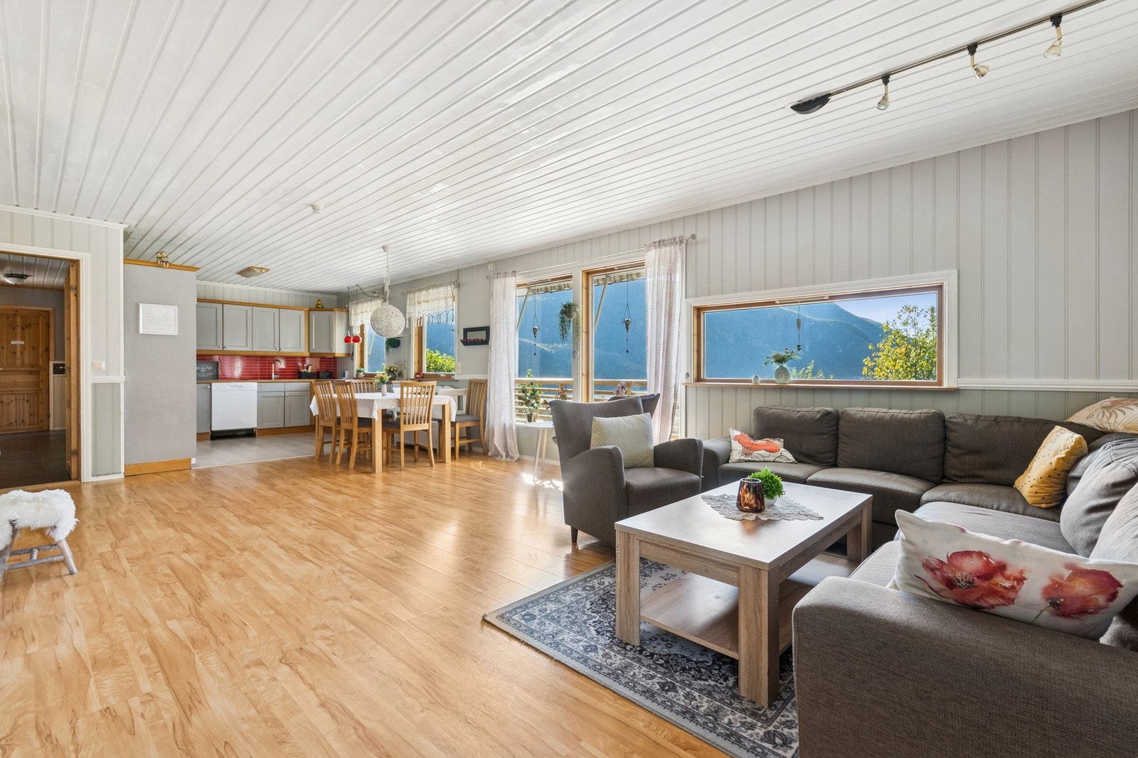 Romslig og åpen stue/kjøkken løsning, med store vindusflater som slipper inn mye naturlig lys. Galleribilde