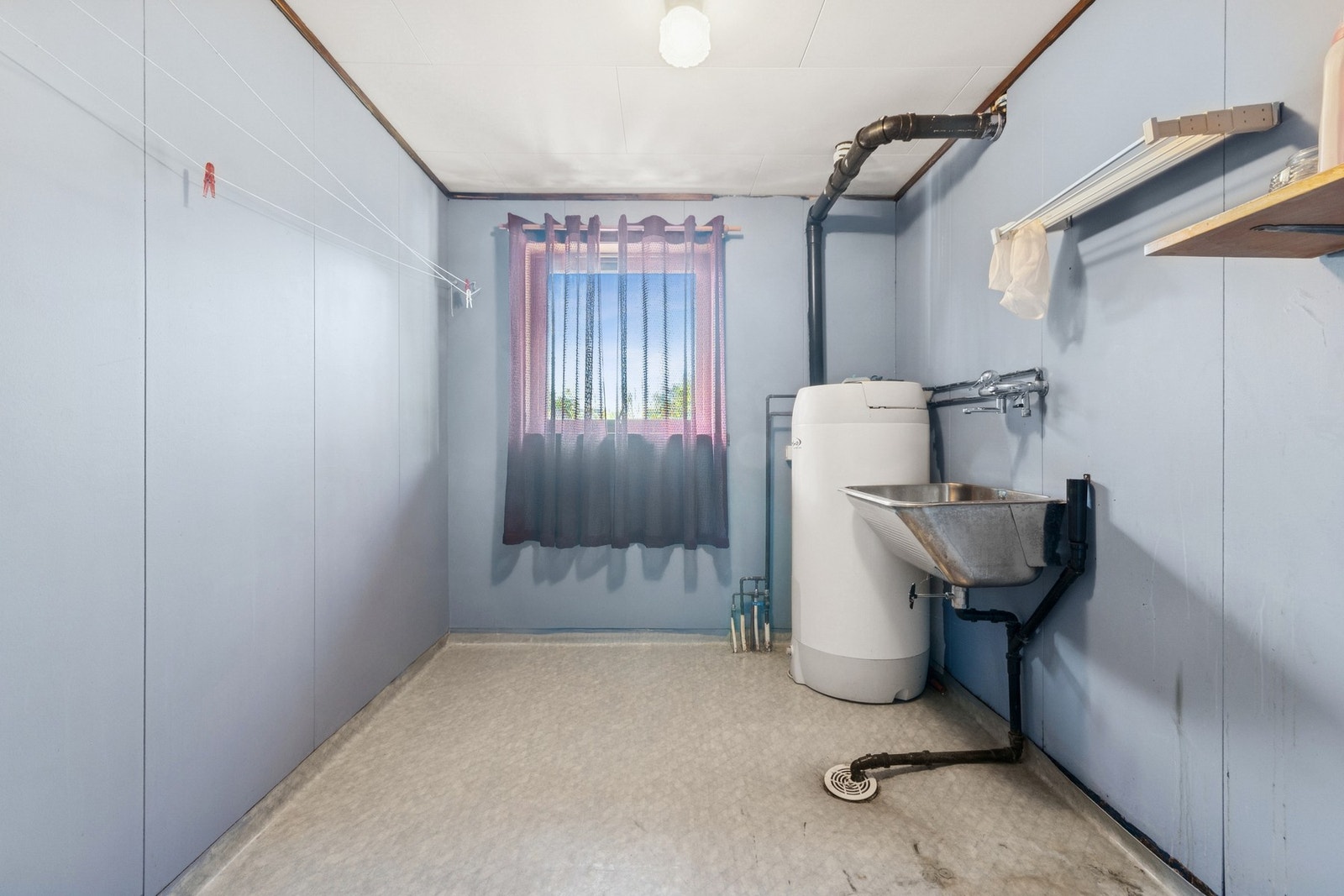 Vaskerommet har vinylbelegg på gulvet med elektriske varmekabler og malte plater på veggene. Galleribilde