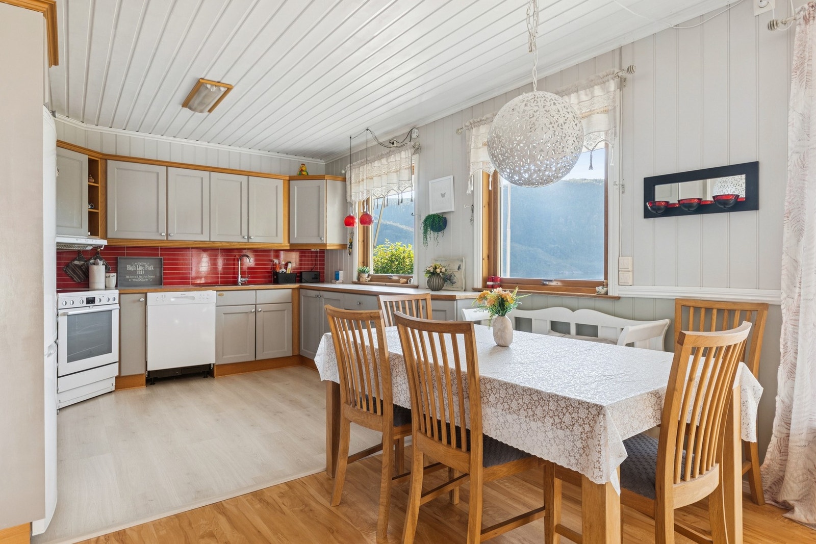 Kjøkken har innredning med hvite skog, og malte fronter med fyllingprofil. Galleribilde