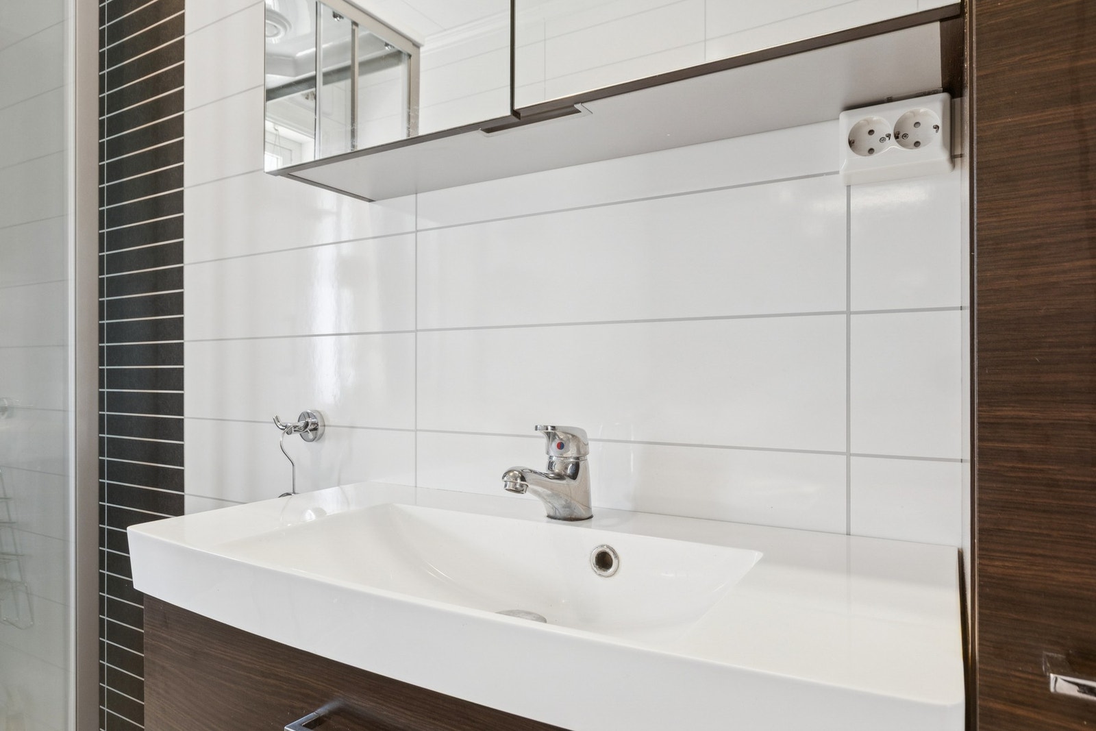 Rommet er innredet med baderomsinnredning med 2 skuffer, heldekkende servant, speilskap med to dører, lyskonsoll, langskap, dusjkabinett med hånddusj, overdusj og dyser. Galleribilde