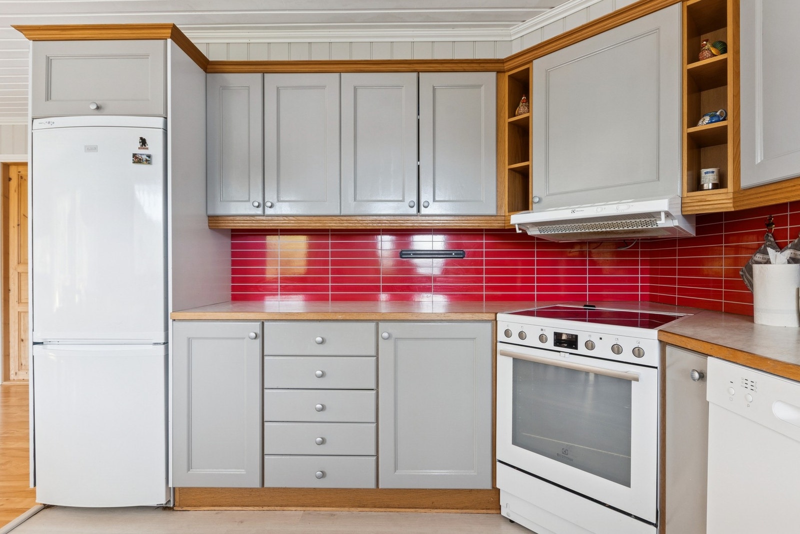 Det er kitchenboard plater og malte mdf-plater over benkeplaten. Damphette med mekanisk avtrekksvifte ved komfyrplass. Galleribilde