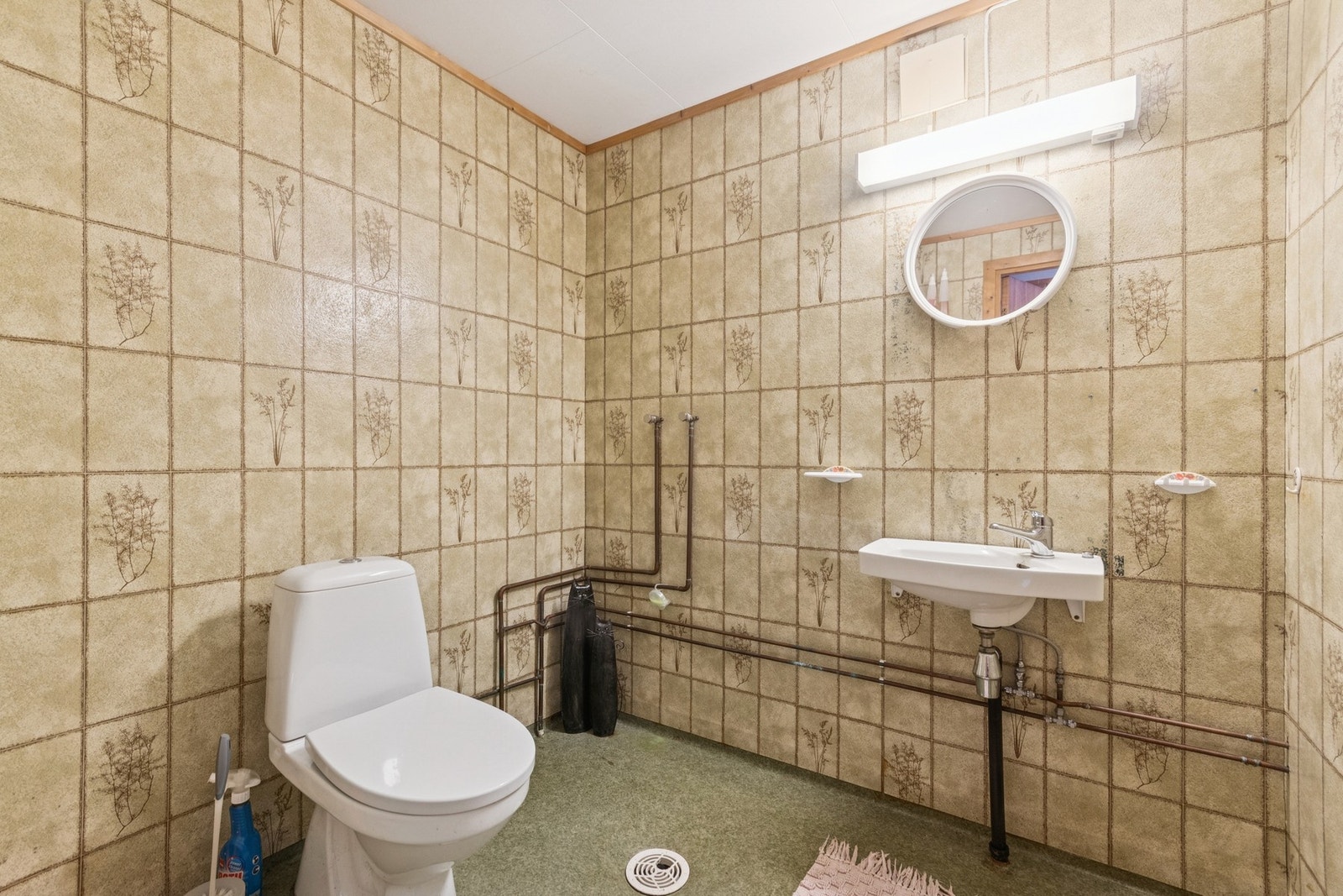 Badet i kjelleren har elektriske varmekabler i gulvet, og det er røropplegg for dusjkabinett/dusjhjørne. Galleribilde