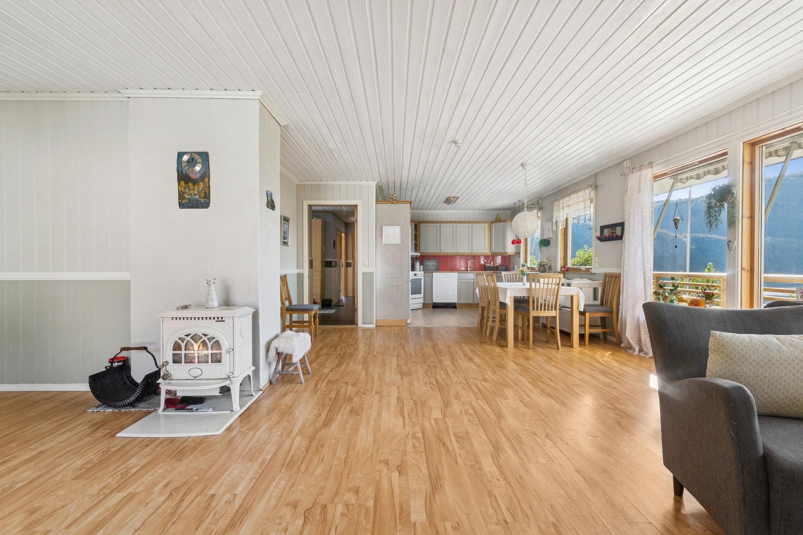 Her er det god plass til både sitte - og spisegruppe. Galleribilde