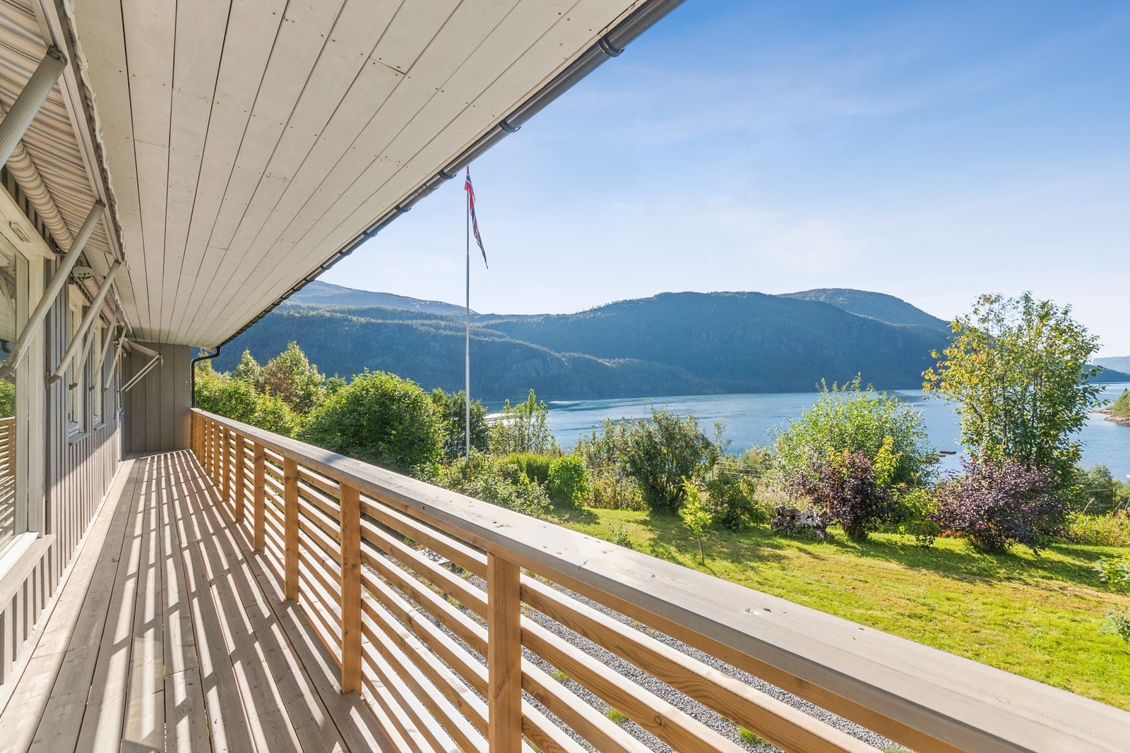 Nydelig utsikt over Leirfjorden og gode solforhold fra balkongen! Galleribilde