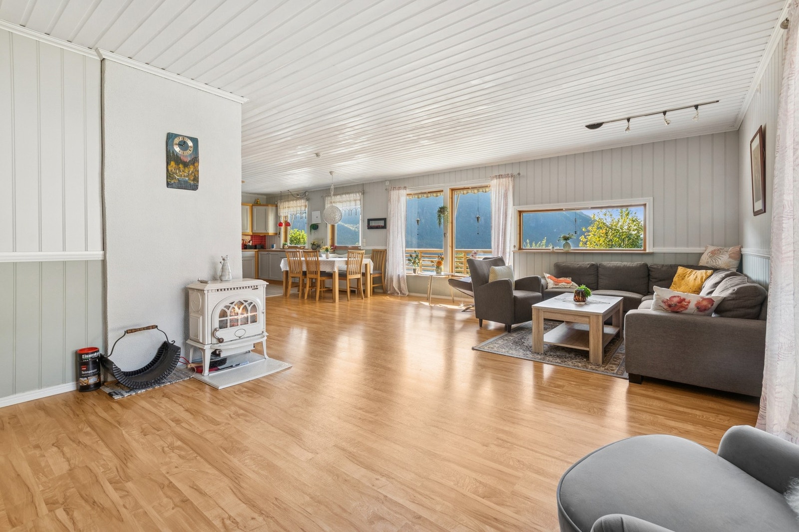 Utgang fra stua til en romslig balkong med gode solforhold og nydelig utsikt. Galleribilde