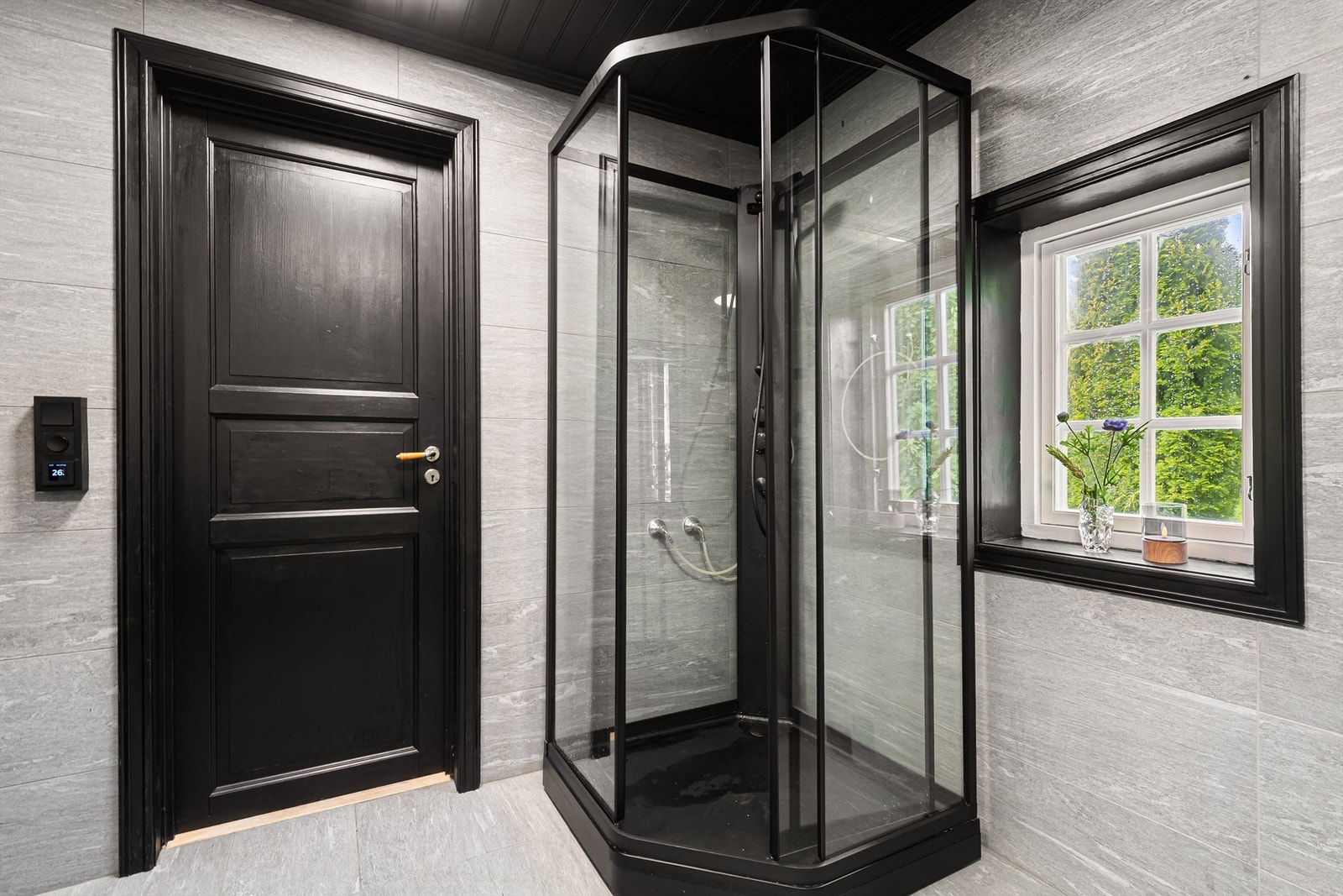 Baderomsinnredning med nedfelt servant, gulvstående toalett og dusjkabinett.. Galleribilde