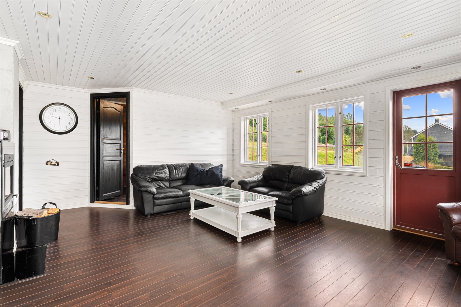 Romslig stue med lyse overflater. Galleribilde