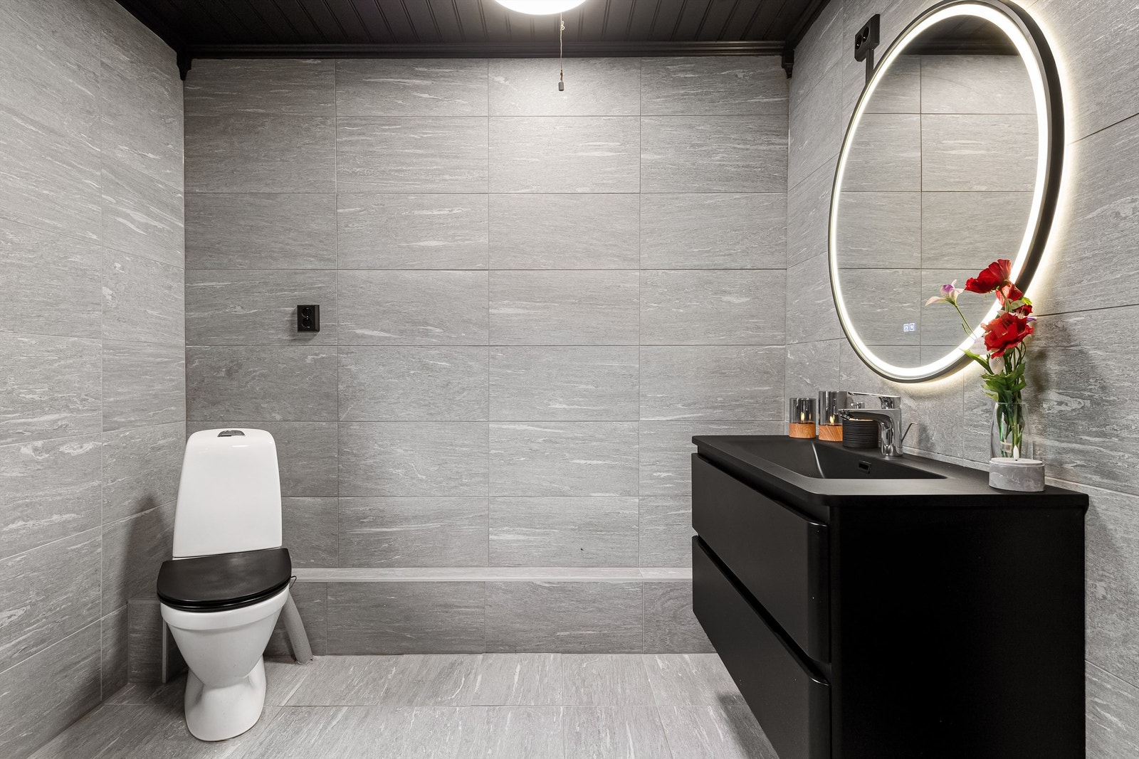 Bad med moderne overflater. Galleribilde