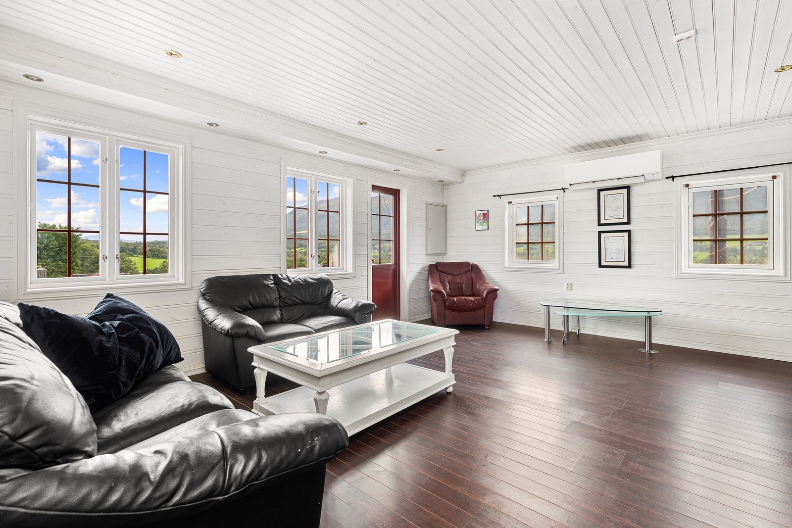 Stue i 1. etasje, med varmepumpe. Galleribilde