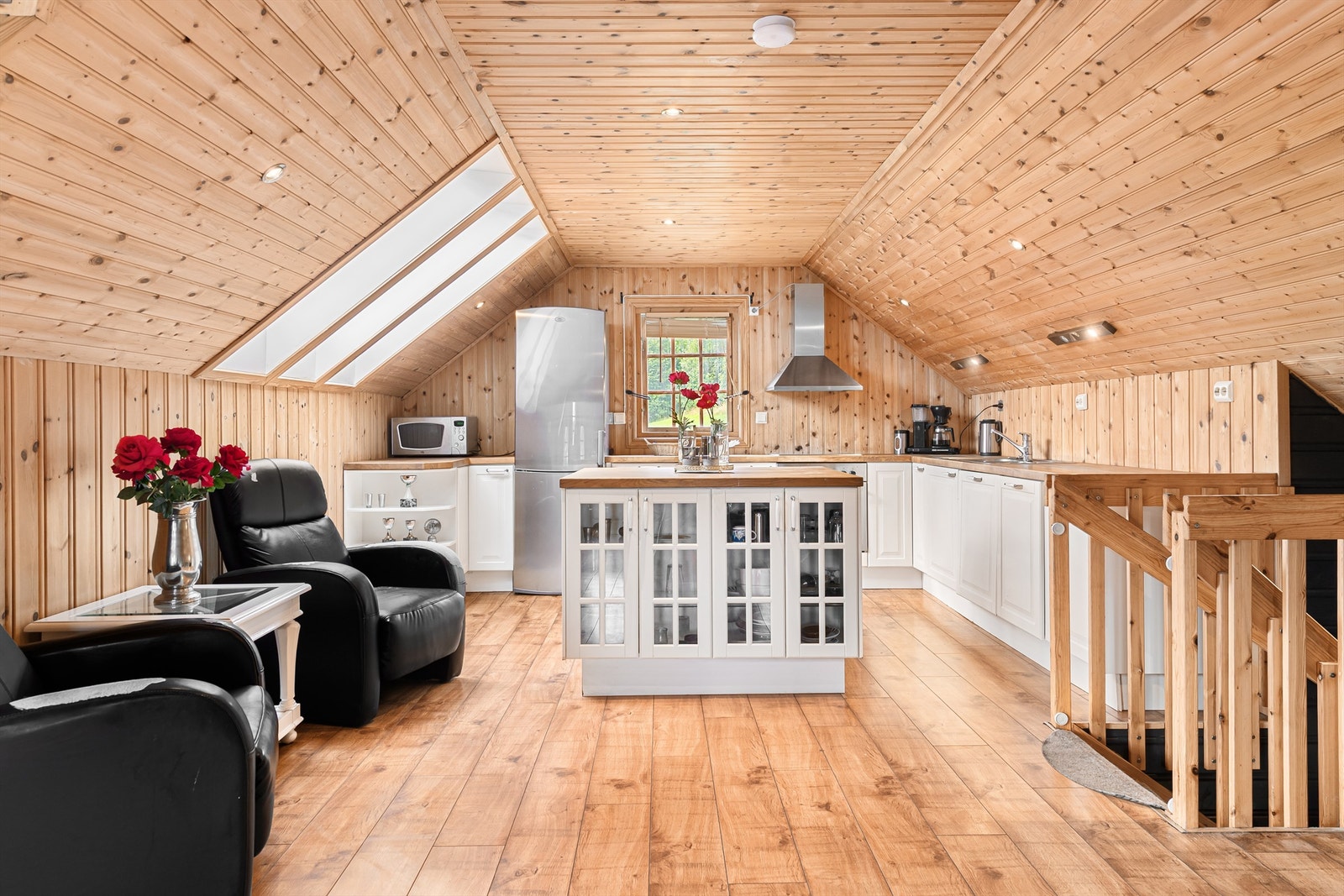 Kjøkkenøy for ekstra skapplass. Galleribilde