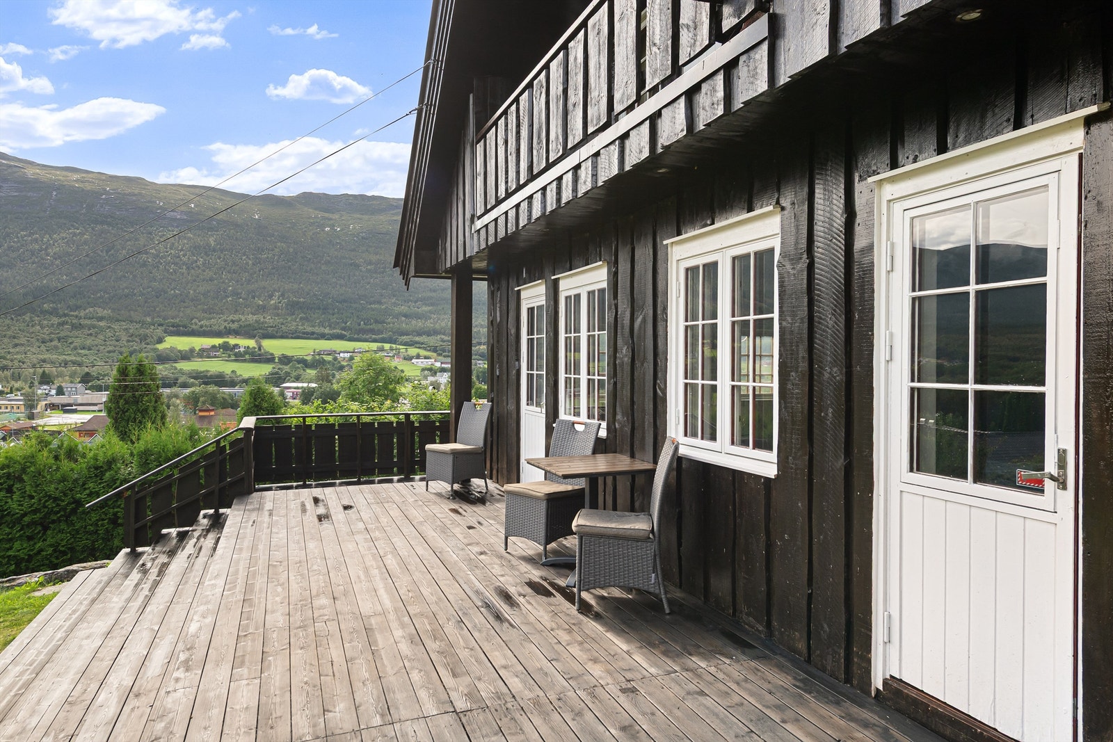 Stort uteområde med terrasse. Galleribilde