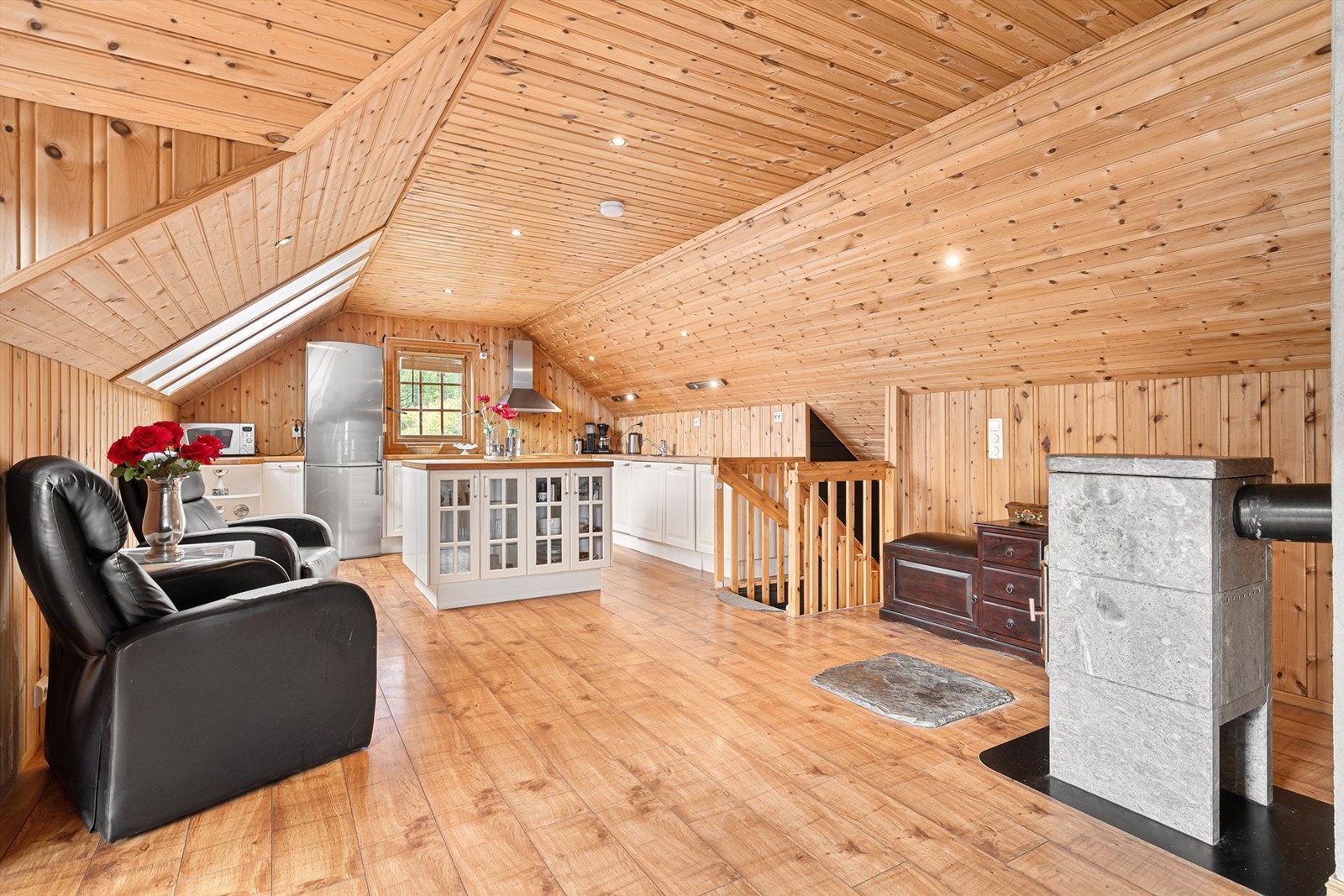 Kjøkken med gode lysforhold fra takvindu. Galleribilde