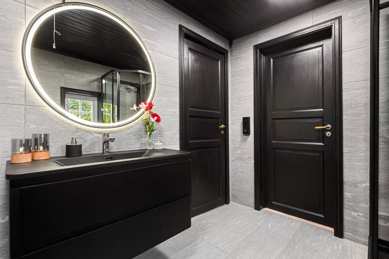 Badet har flislagt gulv med gulvvarme. Galleribilde