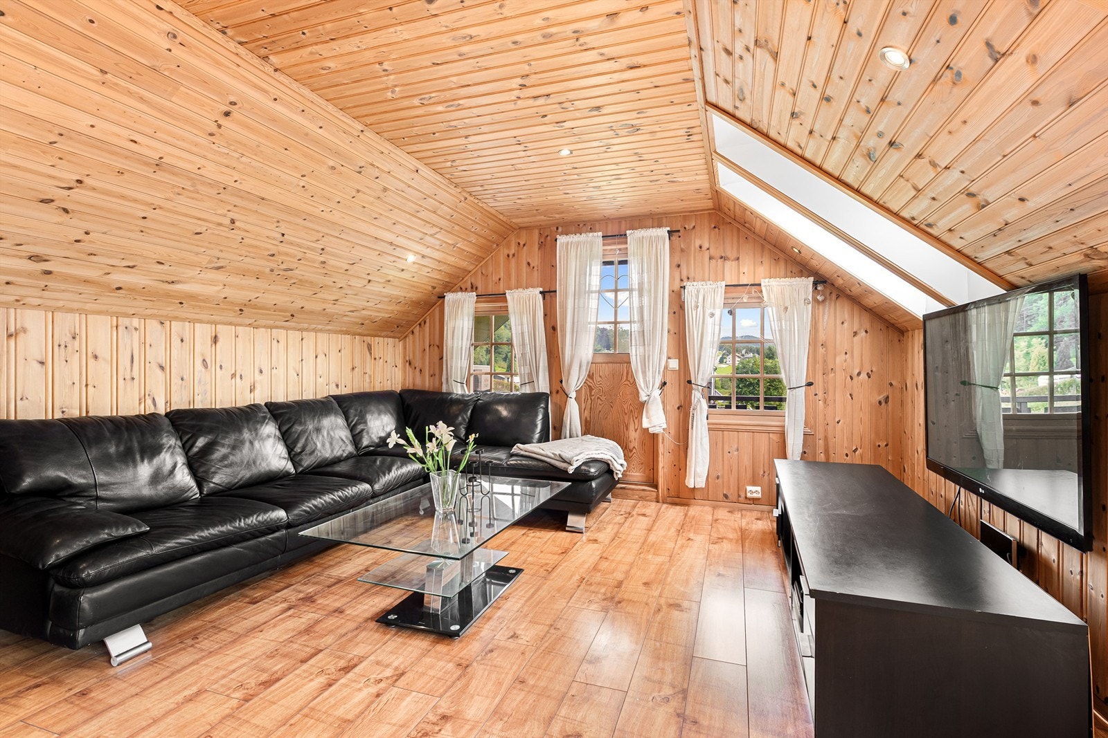 Gode lysforhold gjennom takvinduene. Galleribilde