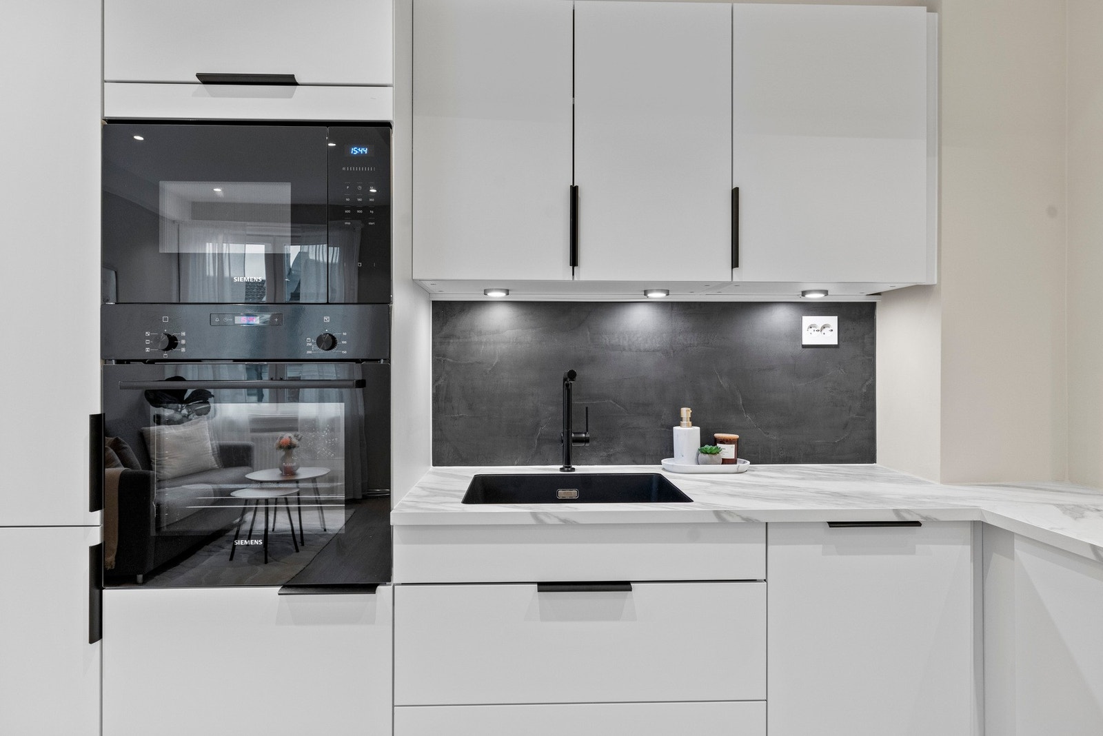 Kjøkkenet er meget arbeidsvennlig med god skap- og benkeplass. Galleribilde