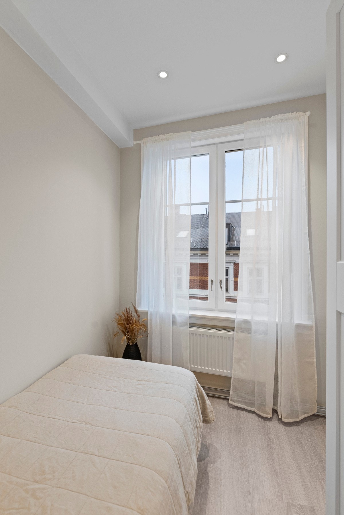 Store vindusflater som slipper inn rikelig med naturlig lys. Galleribilde